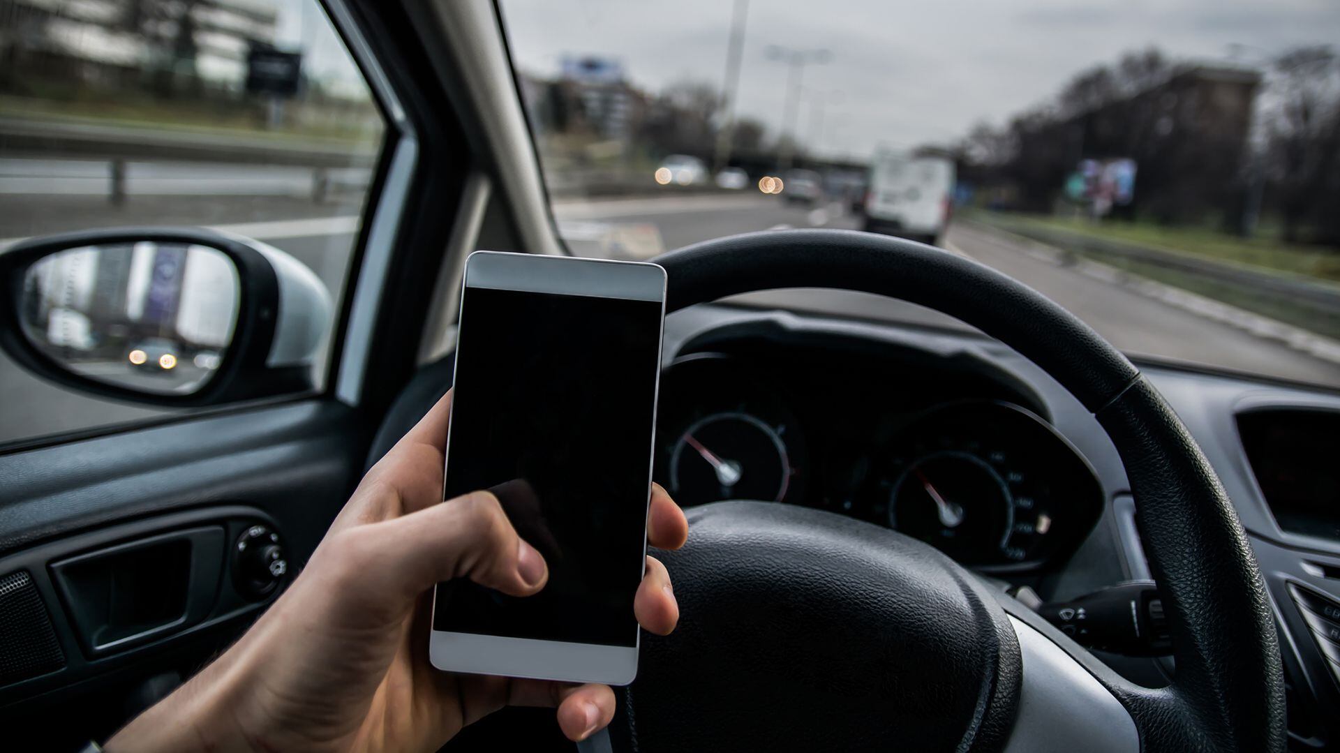 Evita las distracciones al volante para mantener tu atención en el camino (iStock) 