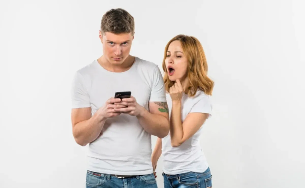 Découvrez à qui une personne parle sur WhatsApp. (photo : En couple)