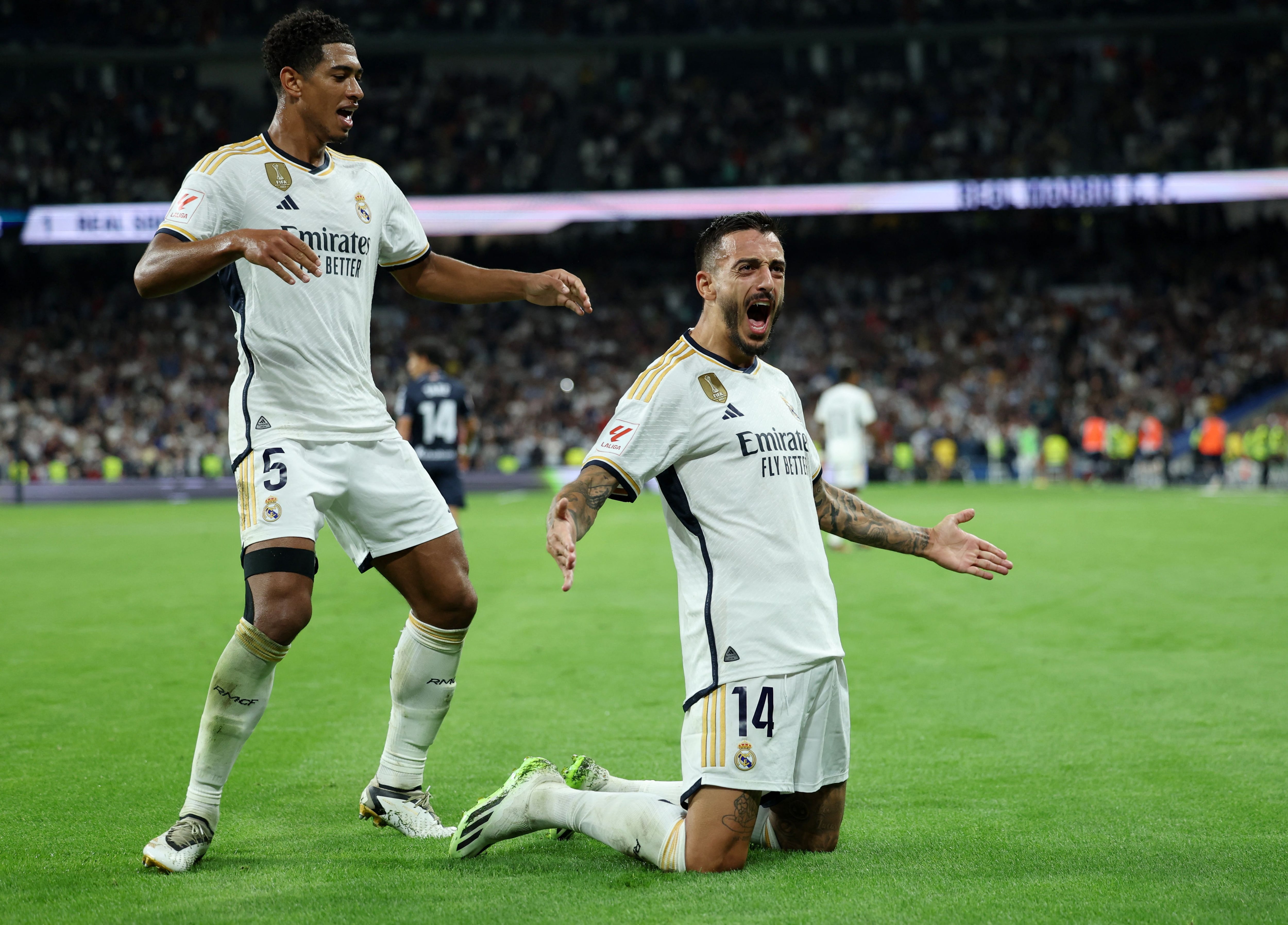 Jude Bellingham y Joselu celebran un gol con el Real Madrid (REUTERS/Isabel Infantes)