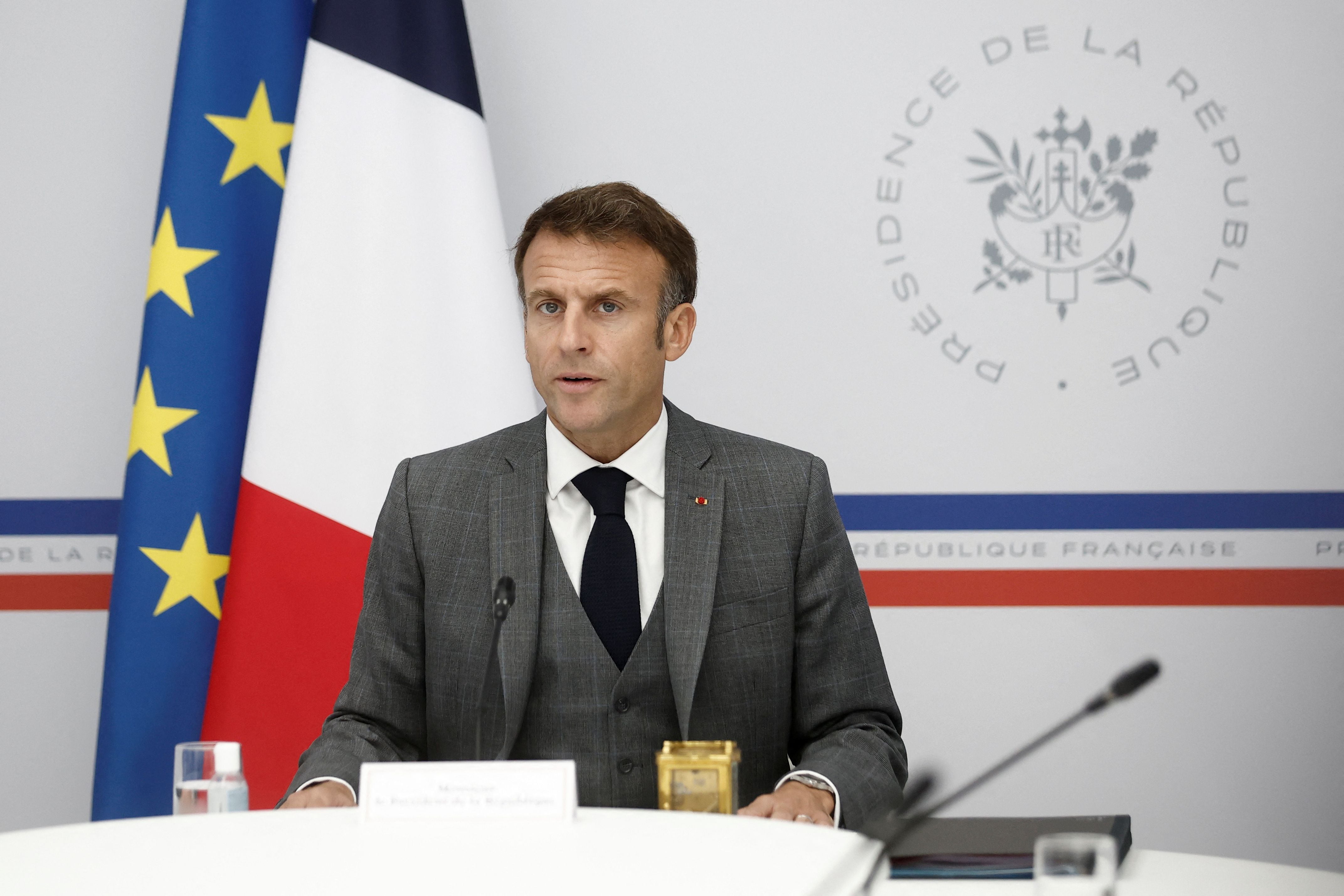 El presidente francés, Emmanuel Macron, asiste a una videoconferencia con las familias de los rehenes franceses por los terroristas de Hamas que habían entrado en Israel desde la Franja de Gaza, en el Palacio del Elíseo en París, Francia, 20 de octubre de 2023. REUTERS/Benoit Tessier/Pool