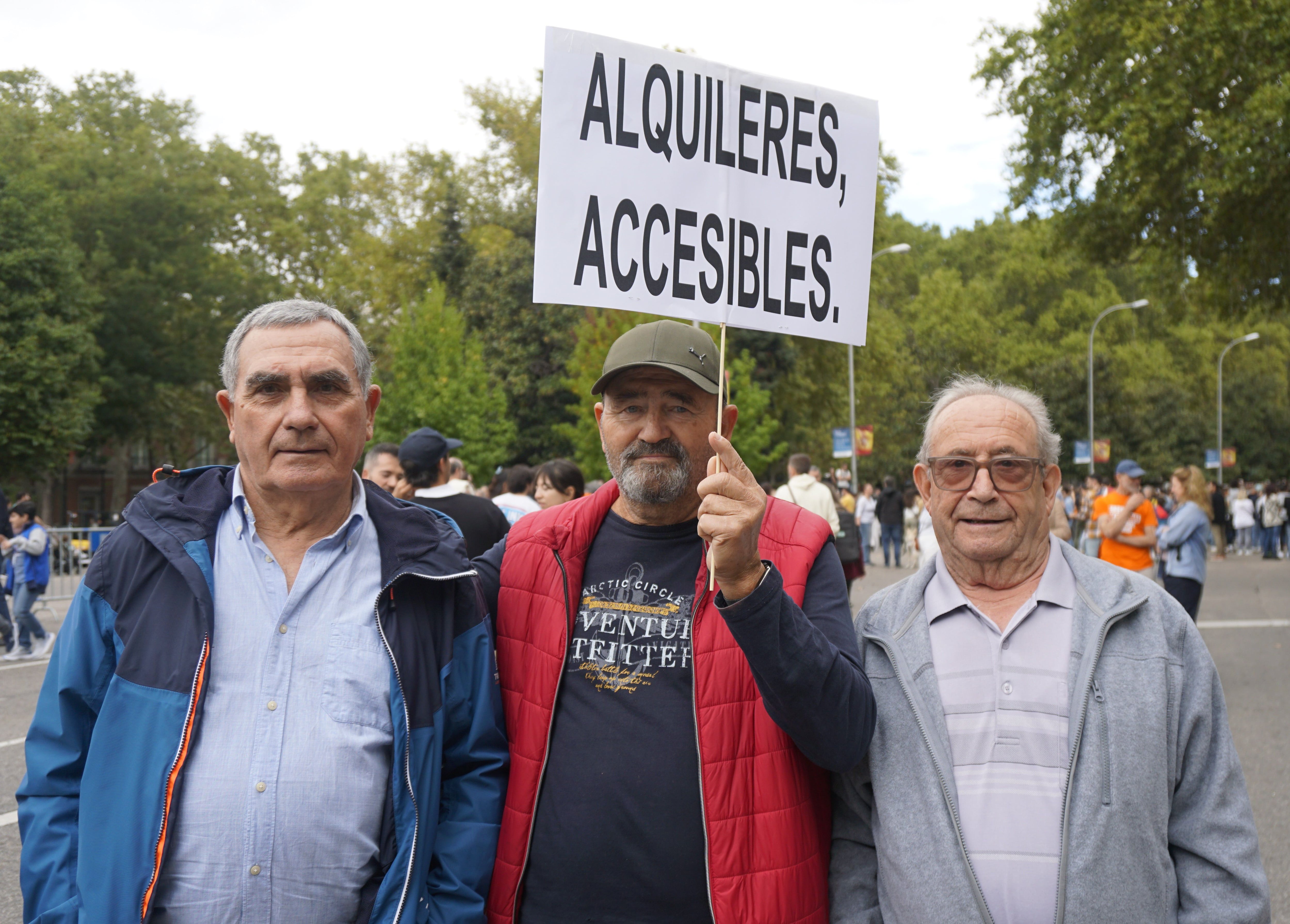 Onofre (c), con dos amigos en la manifestación de Madrid por los alquileres. (Lydia Hernández Téllez/Infobae España)