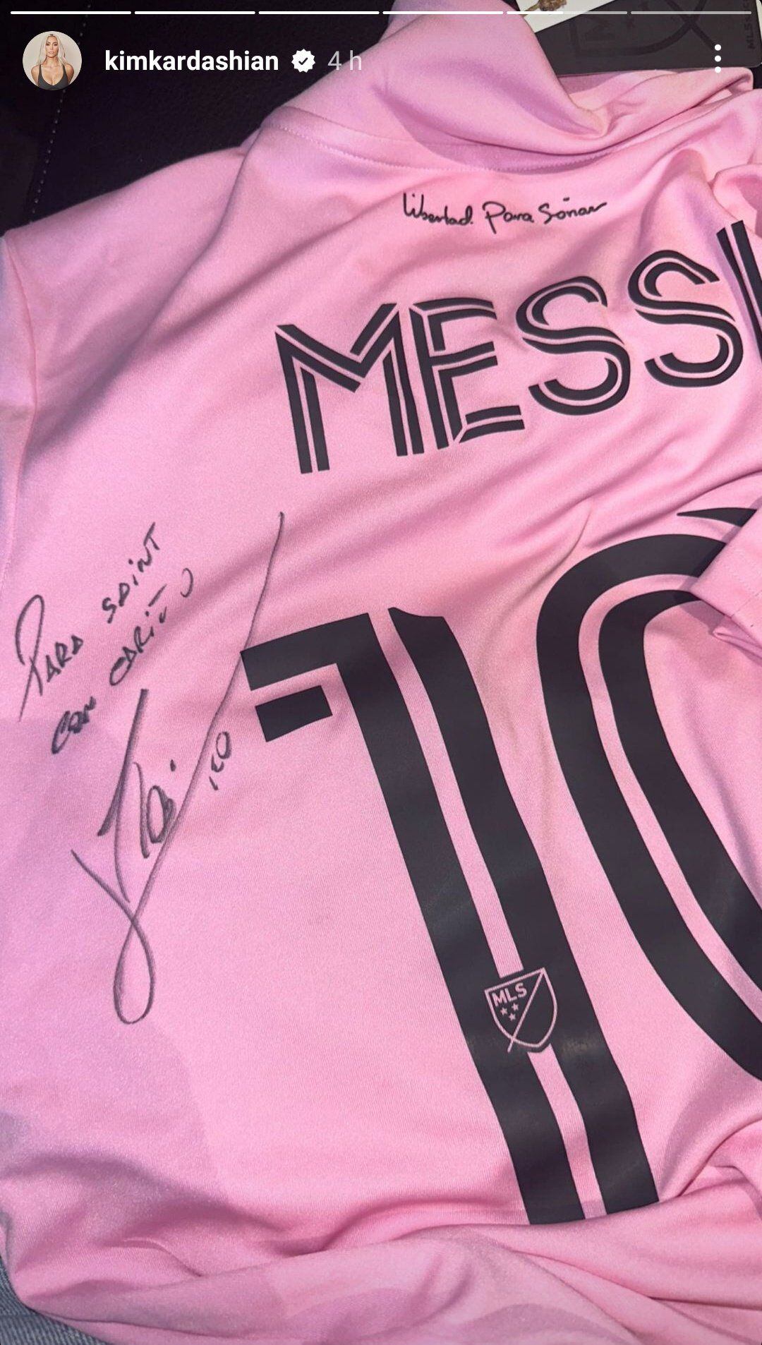 La socialité compartió la foto de la camiseta de su hijo Saint West autografiada por Lionel Messi.