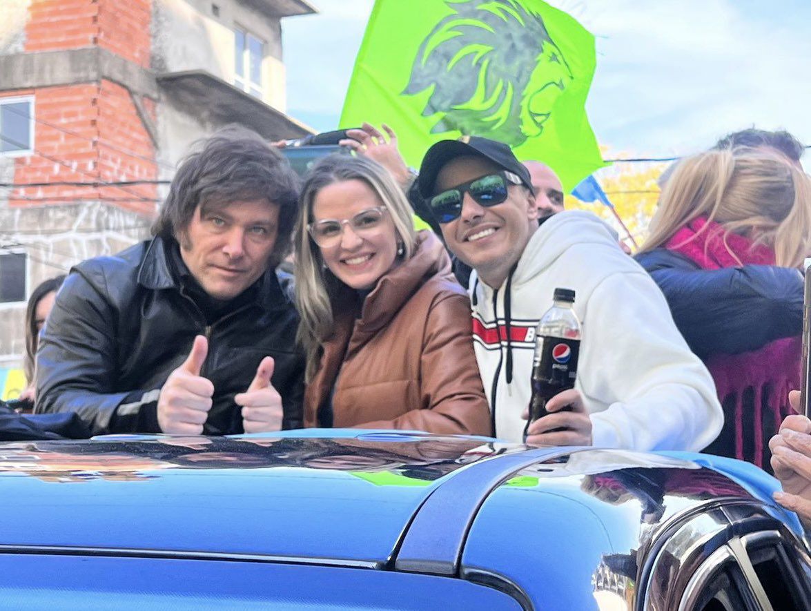 Javier Milei junto a Carolina Píparo y El Dipy