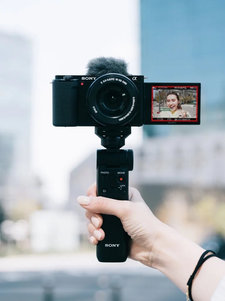 Sony presenta la nueva cámara 'vlog' ZV-E10 con objetivos intercambiables