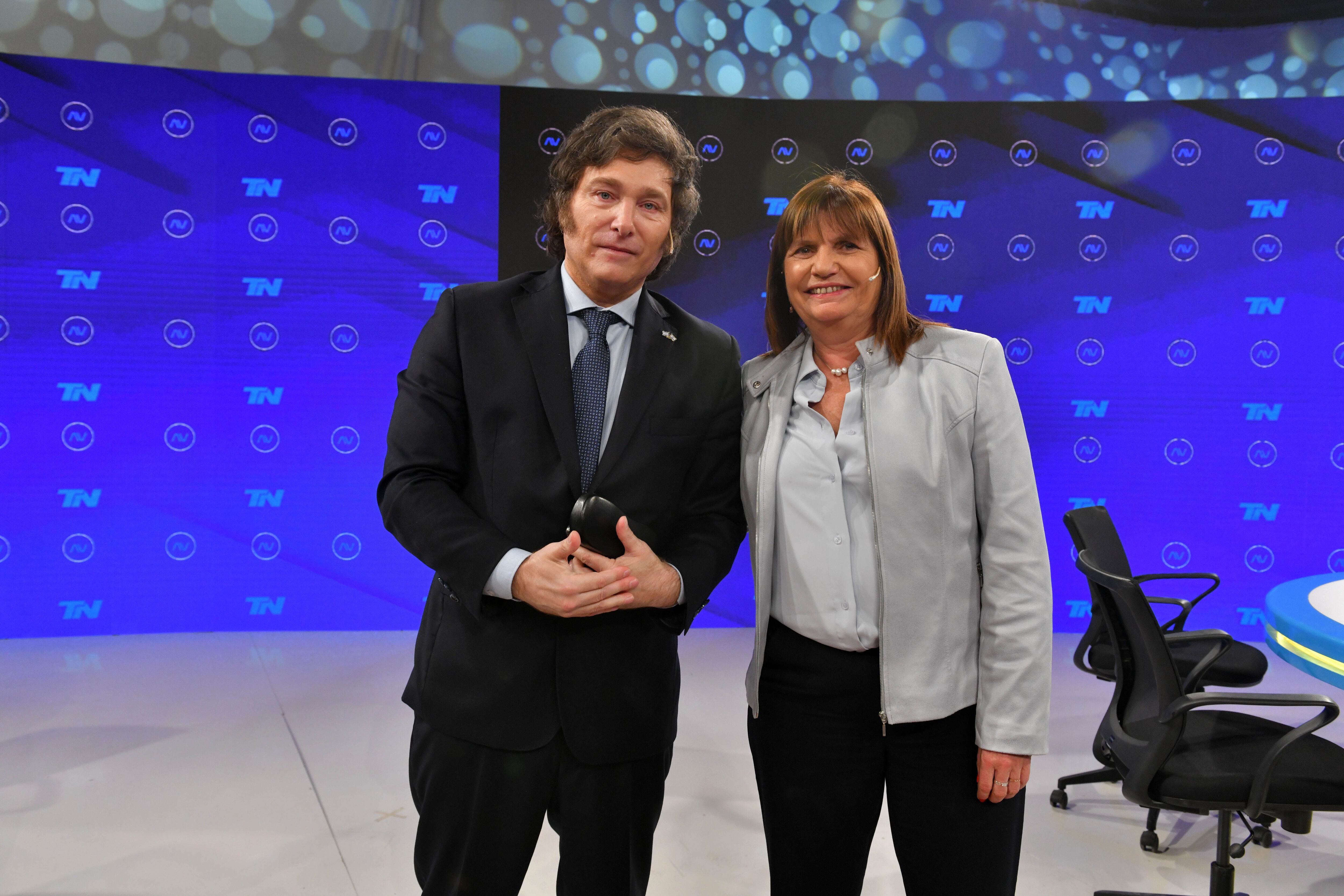El candidato presidencial Javier Milei y la ex candidata Patricia Bullrich posan durante su participación en un programa de televisión.    