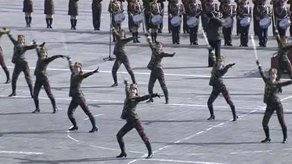 Los escuadrones de mujeres militares suelen tener aparición estelar en los desfiles militares del régimen (AP)