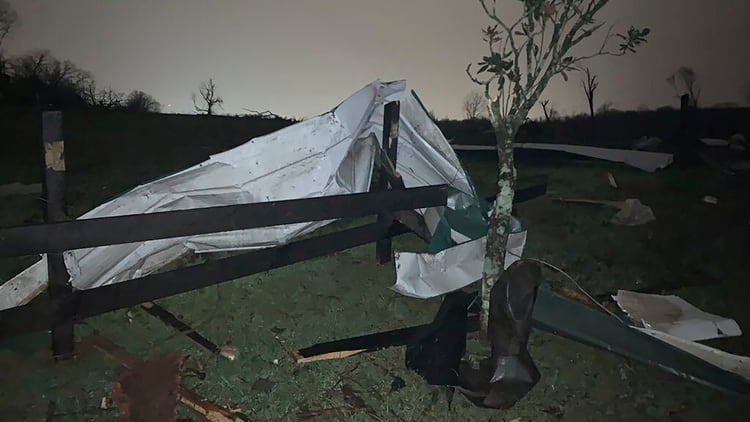 Se pronosticó que el sistema de tormentas traería un tornado aislado, vientos dañinos y granizo de gran tamaño (Tara Shaver via AP)