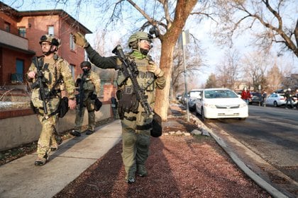 Los vecinos de Boulder se vieron conmovidos tras el tiroteo donde murieron 10 personas, entre ellas un oficial de policía (Reuters)