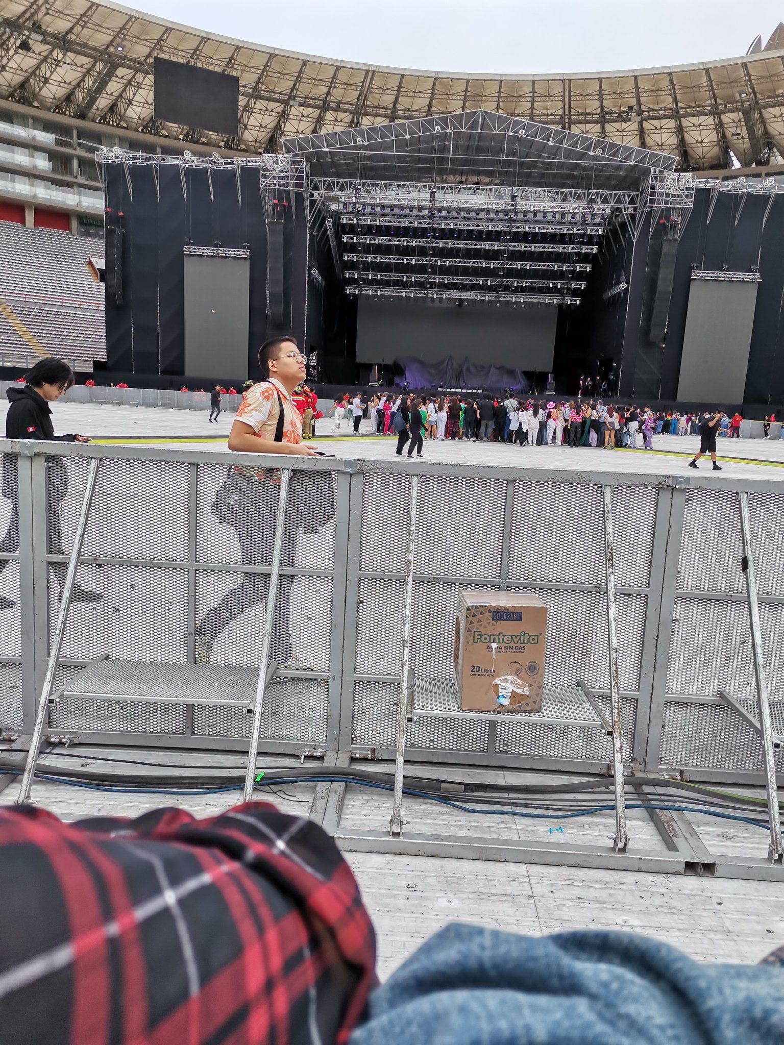 Fanáticos de Harry Styles ingresaron al Estadio Nacional. (Twitter)