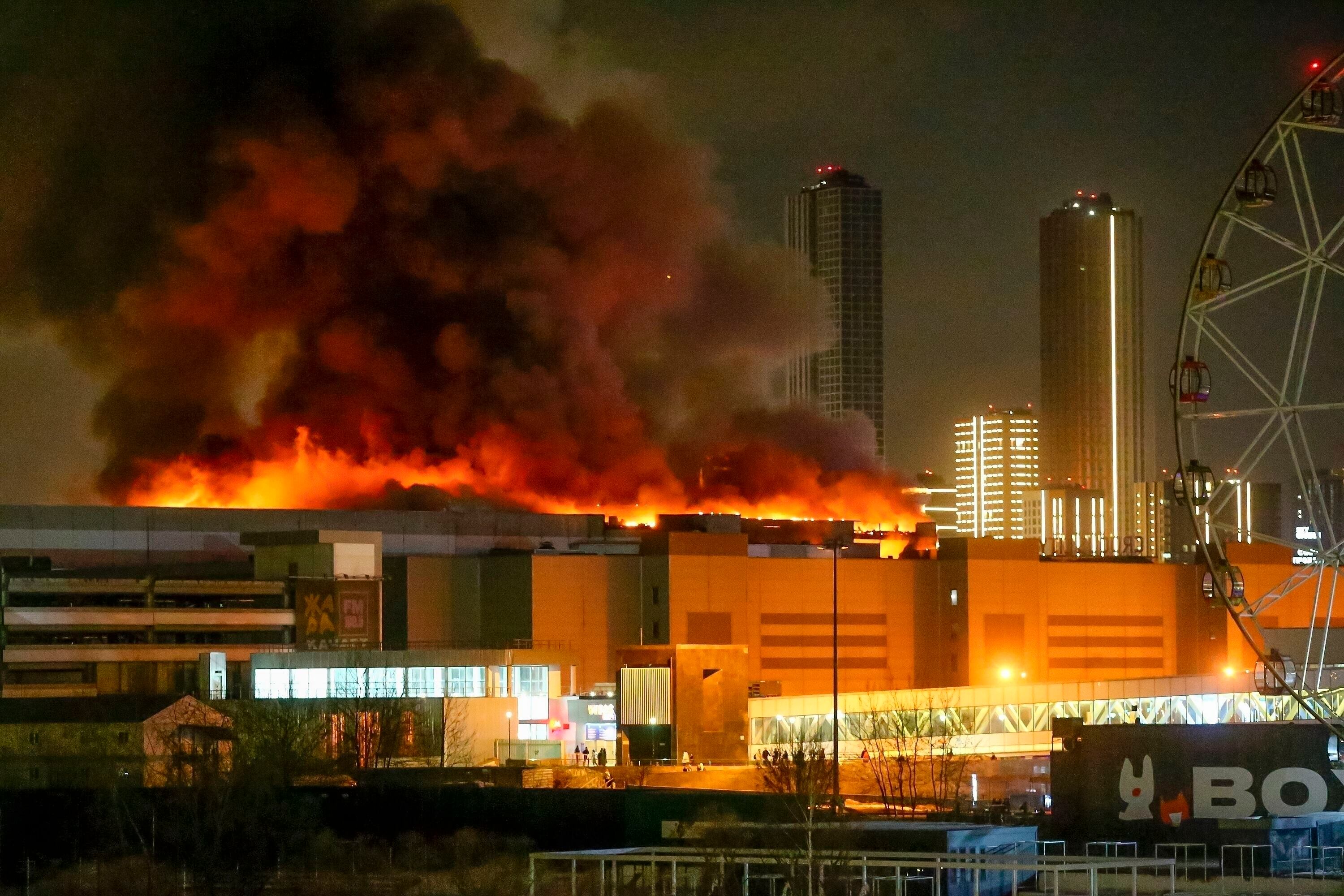 El Crocus City Hall durante el incendio (Sergei Vedyashkin/Moscow News Agency vía AP)