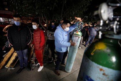 Capitalinos desesperados por obtener este servicio tomaron fotografías y videos de lo tortuoso que puede ser la obtención de un tanque de oxígeno (Foto: REUTERS/Gustavo Graf)