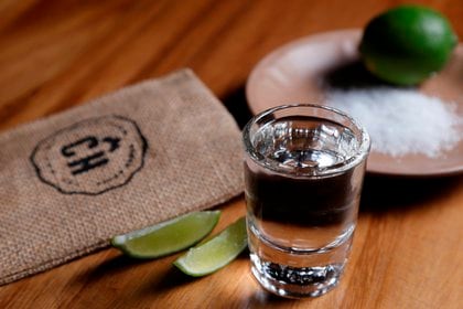 Vista de un tequila servido el 23 de julio de 2020 en la ciudad de Guadalajara en el estado de Jalisco (México). EFE/Francisco Guasco
