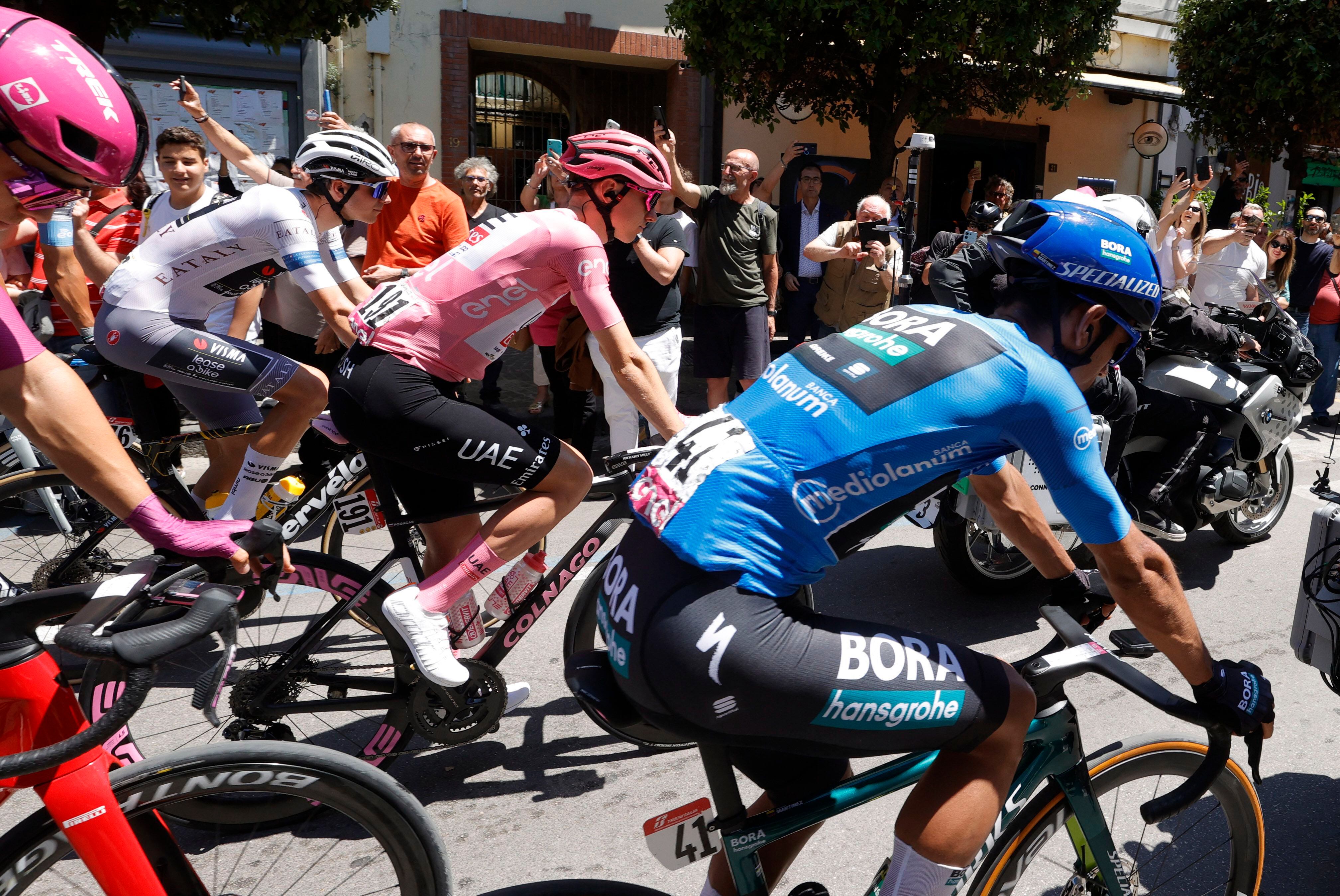 Cycling - Giro d'Italia - Stage 10 - Pompei to Cusano Mutri - Italy - May 14, 2024 BORA - hansgrohe's Daniel Felipe Martinez wearing the maglia azzurra jersey, Lidl - Trek's Jonathan Milan wearing the maglia ciclamino jersey, UAE Team Emirates' Tadej Pogacar wearing the maglia rosa jersey, Team Visma | Lease a Bike's Cian Uijtdebroeks wearing the maglia bianca jersey at the start of stage 10 REUTERS/Ciro De Luca