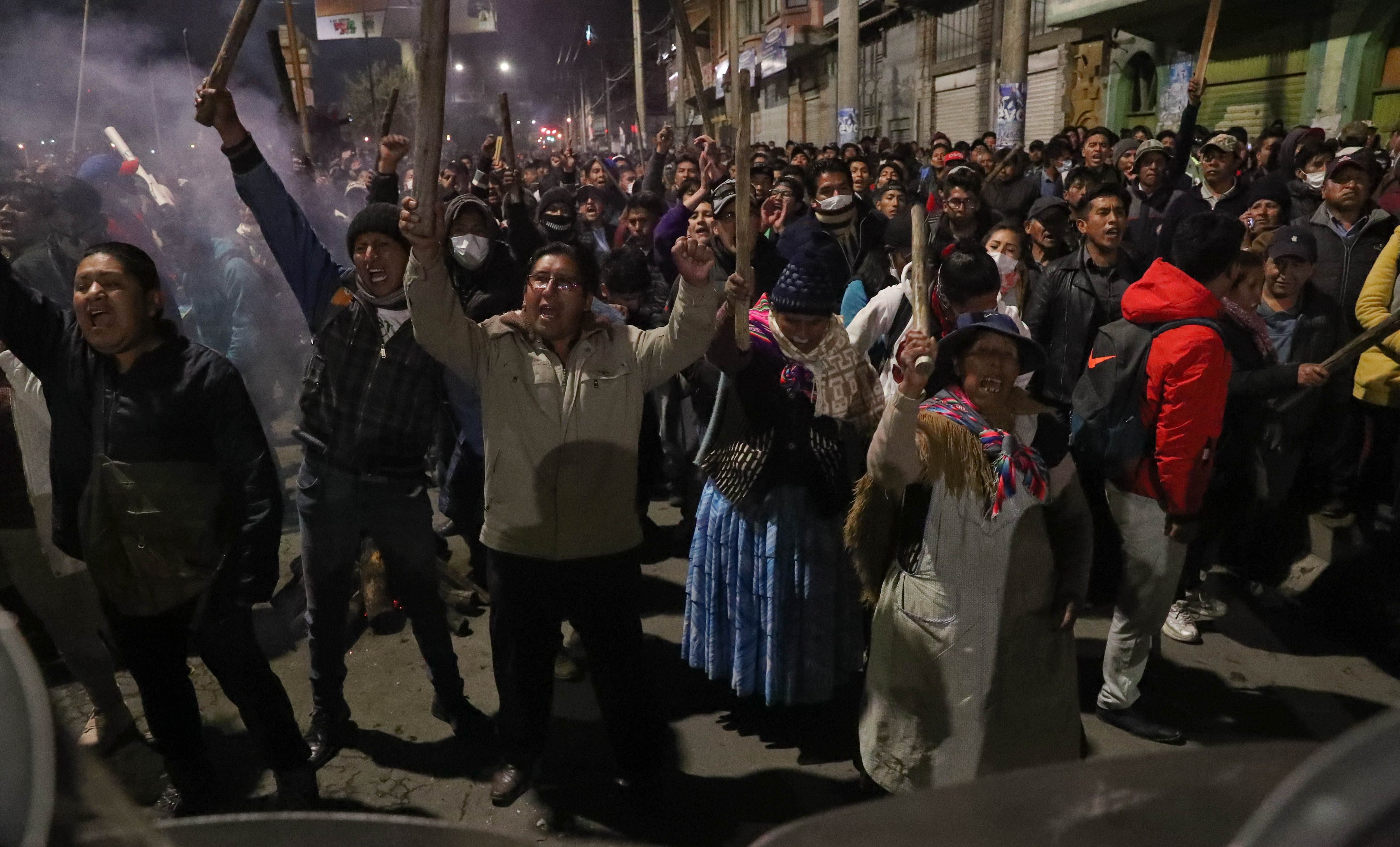 Grupos de personas afines a Evo Morales (EFE/ Martín Alipaz/Archivo)
