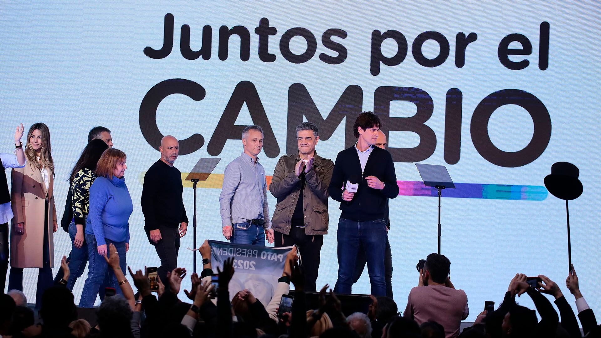 Martín Lousteau y Jorge Macri juntos en el escenario del búnker de  Juntos por el Cambio (Luciano González)