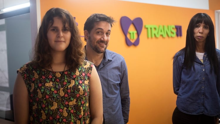 Luvia (izquierda) y Tatyana (derecha) trabajan en Trans-Ti, el emprendimiento de Daniel Coletti (centro) (MatÃ­as Baglietto)