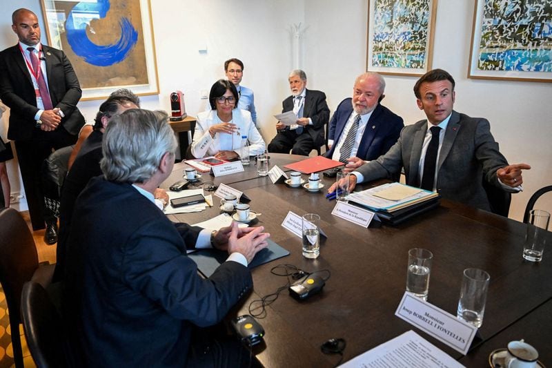 Foto del martes del encuentro de los presidentes de Francia, Brasil, Colombia y Argentina con Delcy Rodríguez y Gerardo Blyde en Bruselas en un encuentro en los márgenes de la cumbre entre la UE y la CELAC (REUTERS)