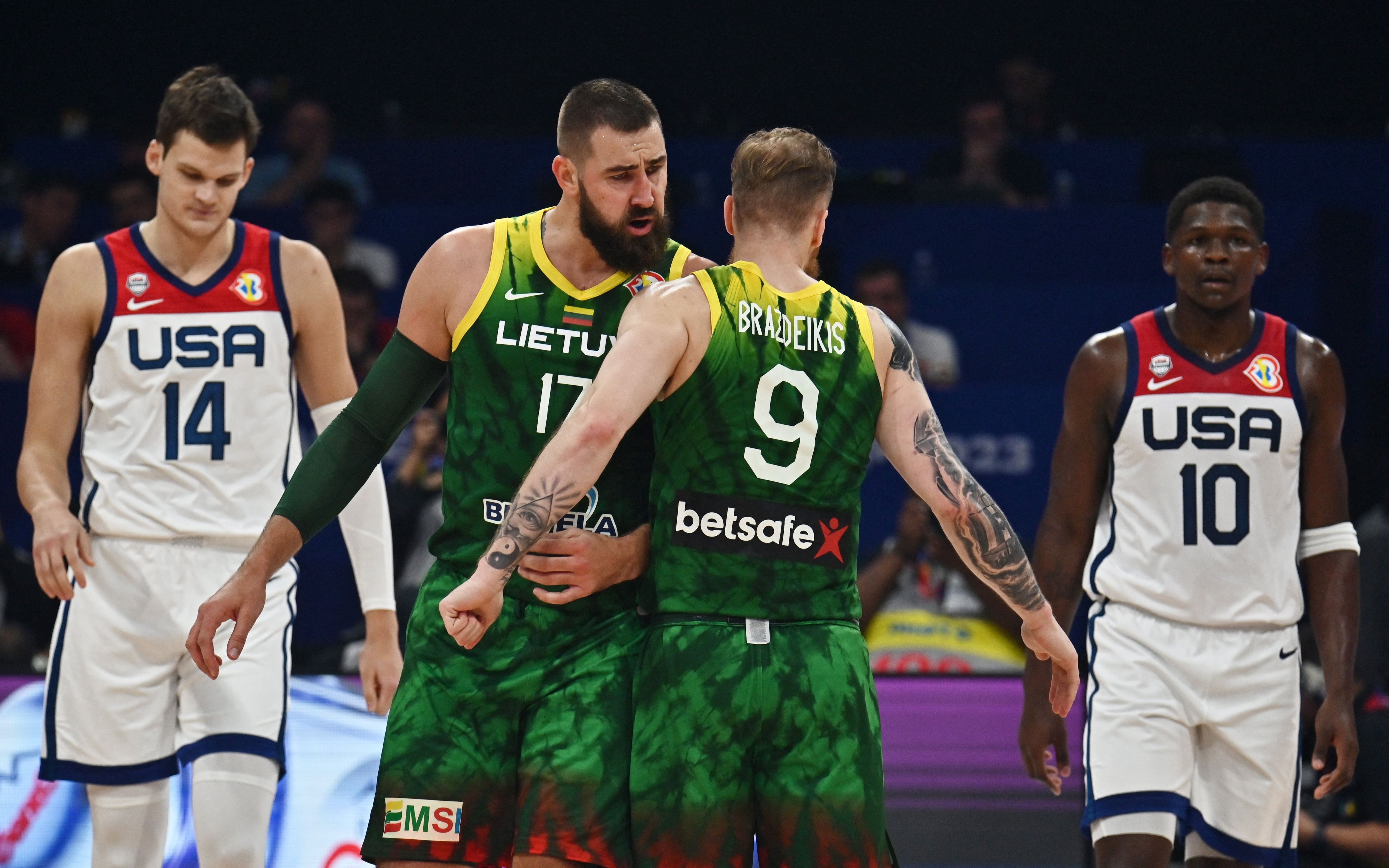 Los lituanos Jonas Valanciunas e Ignas Brazdeikis festejan la victoria ante Estados Unidos en el Mundial de Básquet (REUTERS/Lisa Marie David)