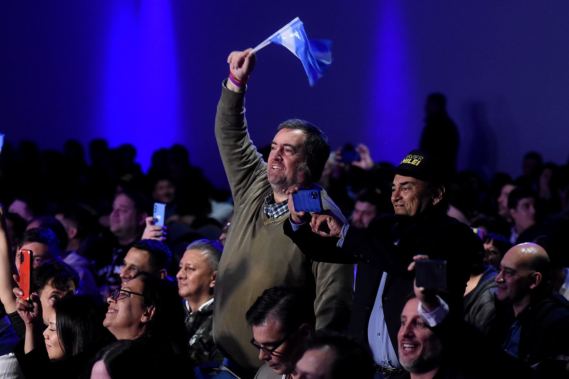 La organización repartió banderas celestes y blancas que los presentes agitaban ante el discurso del economista libertario 