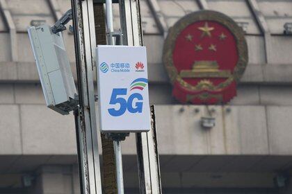 FOTO DE ARCHIVO: Los logos de China Mobile y Huawei durante una conferencia de la Asamblea Popular Nacional de China (NPC por sus siglas en inglés) en Luoyang, provincia de Henan, China. 27 de febrero de 2019. REUTERS/Stringer