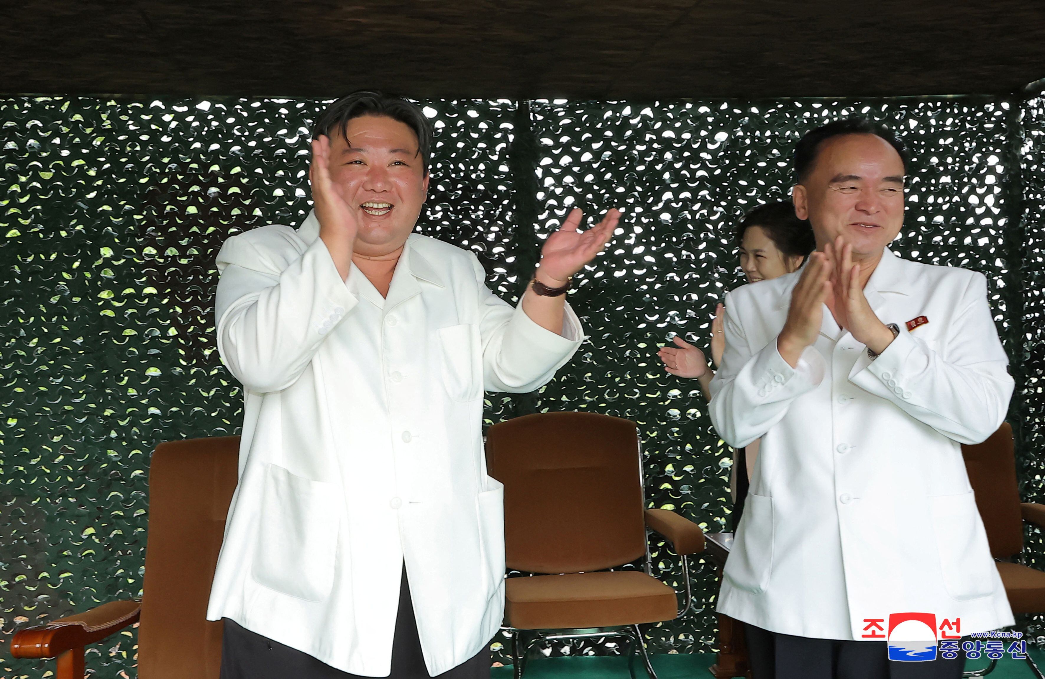 El líder norcoreano Kim Jong Un reacciona durante el lanzamiento del misil balístico intercontinental Hwasong-18 desde un lugar no revelado de Corea del Norte (Reuters)