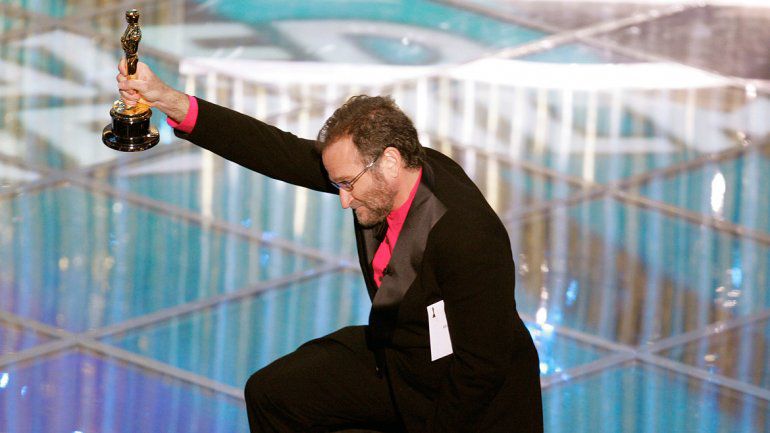 Robin Williams con el premio Oscar al mejor actor de reparto por "En busca del destino" (Reuters)