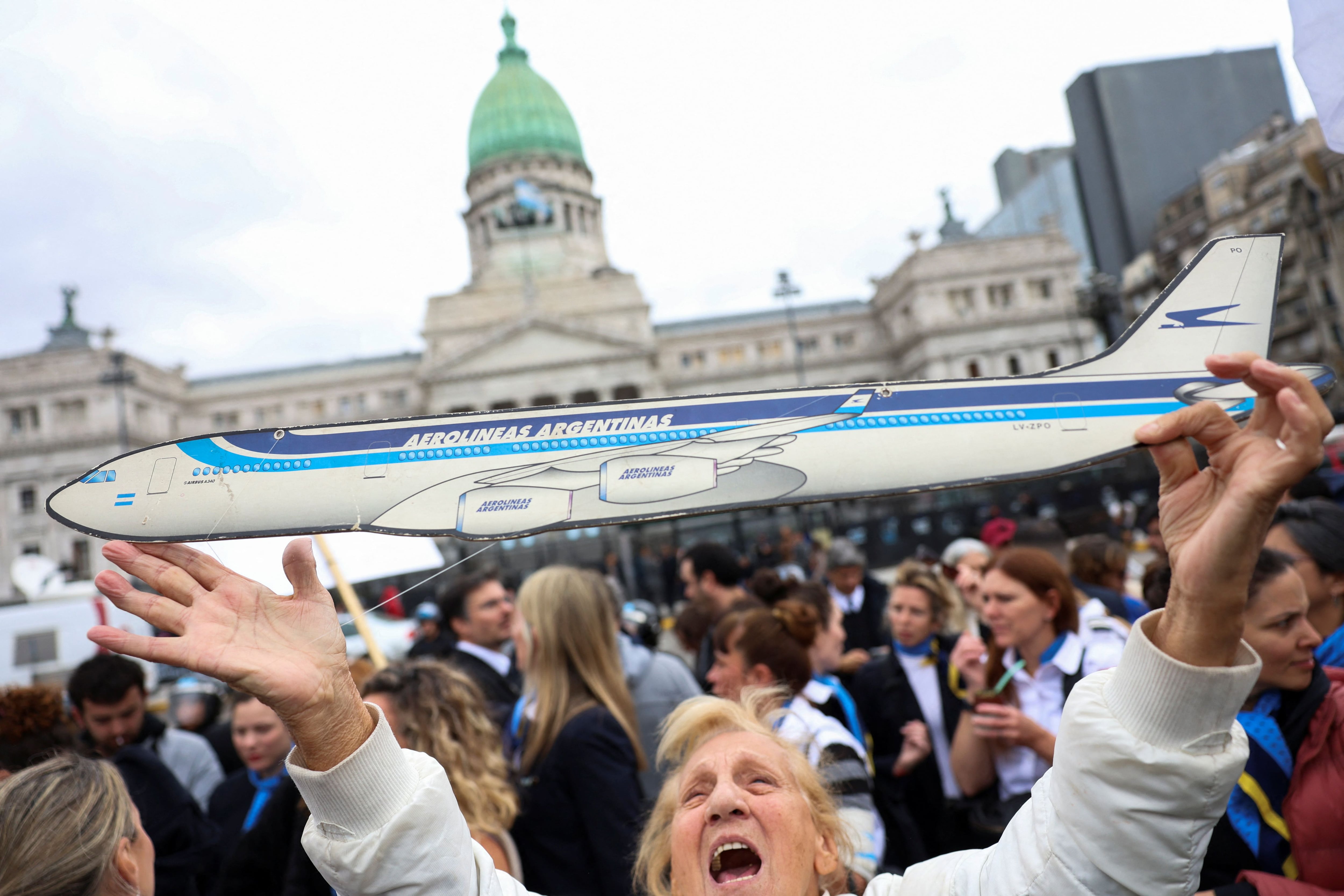 La protesta convocó a los gremios de Aerolíneas que se resisten a una privatización   