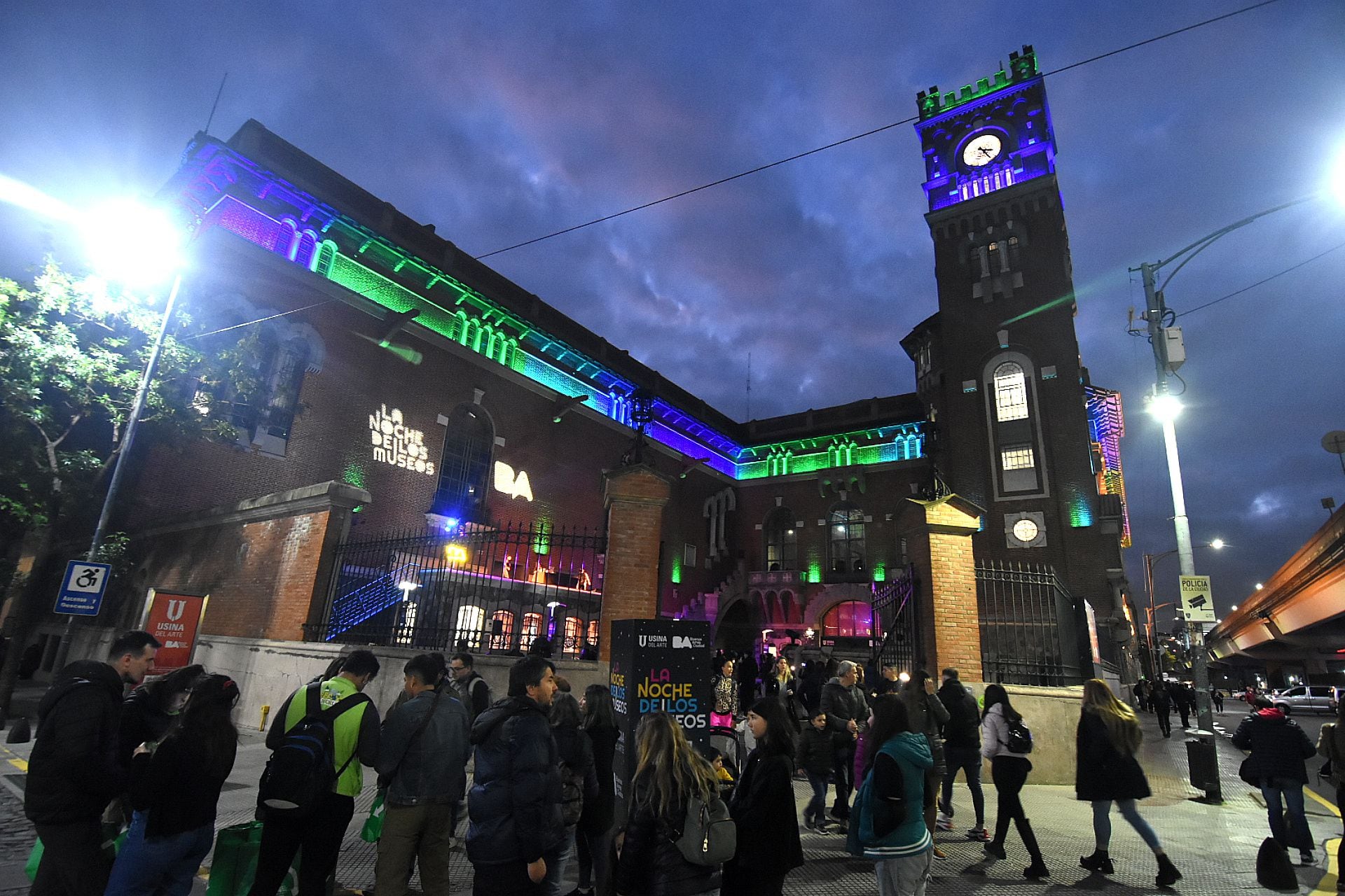 La puerta de ingreso a la Usina del Arte, con mucha gente por entrar en este rincón del barrio de La Boca (Foto: Nicolás Stulberg)