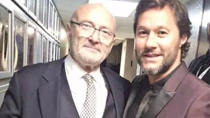 Cantando con las estrellas. Phil Collins posó después del recital con sus invitados, entre ellos, Diego Torres. (Twitter)
