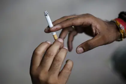 El compartir cigarrillos o el acto de llevar repetitivamente los dedos a la boca- aumenta la posibilidad de transmisión del virus /  REUTERS/Adnan Abidi/File Photo