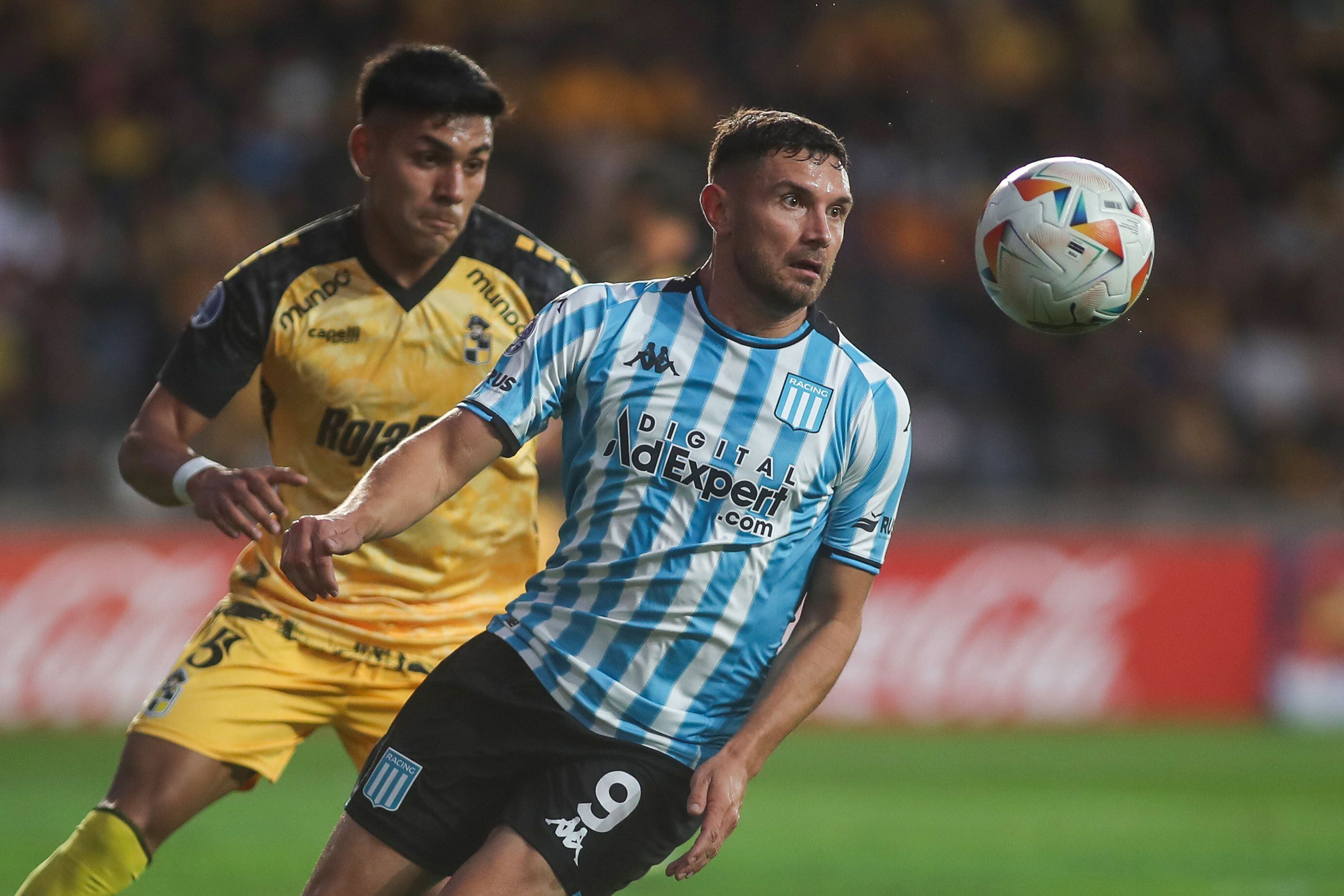 Fotografía tomada el 24 de abril de 2024 durante el partido de Copa Sudamericana jugado en el estadio Francisco Sánchez Rumoroso entre los amarillos del Coquimbo Unido y los albicelestes del Racing Club, que este jueves se volverán a enfrentar, pero en cancha del equipo argentino en cumplimiento de la penúltima jornada de la fase de grupos. EFE/ Hernán Contreras
