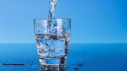 El agua tiene la capacidad única de disolver muchas sustancias como azúcares y sales (Shutterstock)