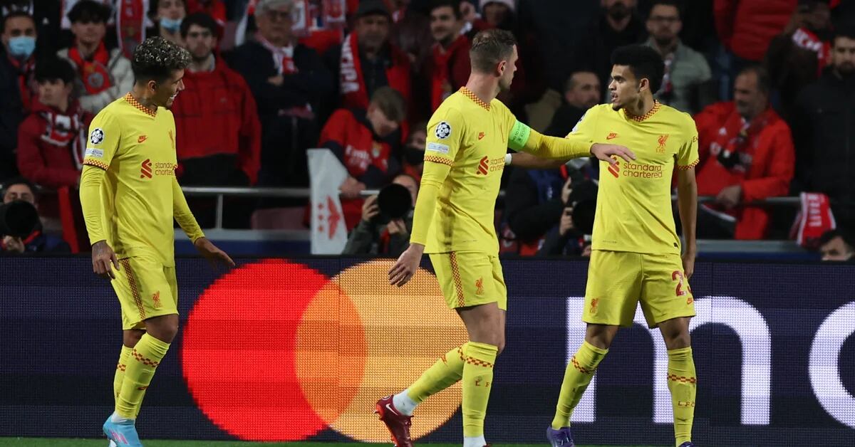 Liverpool vence o Benfica e abre boa vantagem na primeira mão dos quartos-de-final da Liga dos Campeões