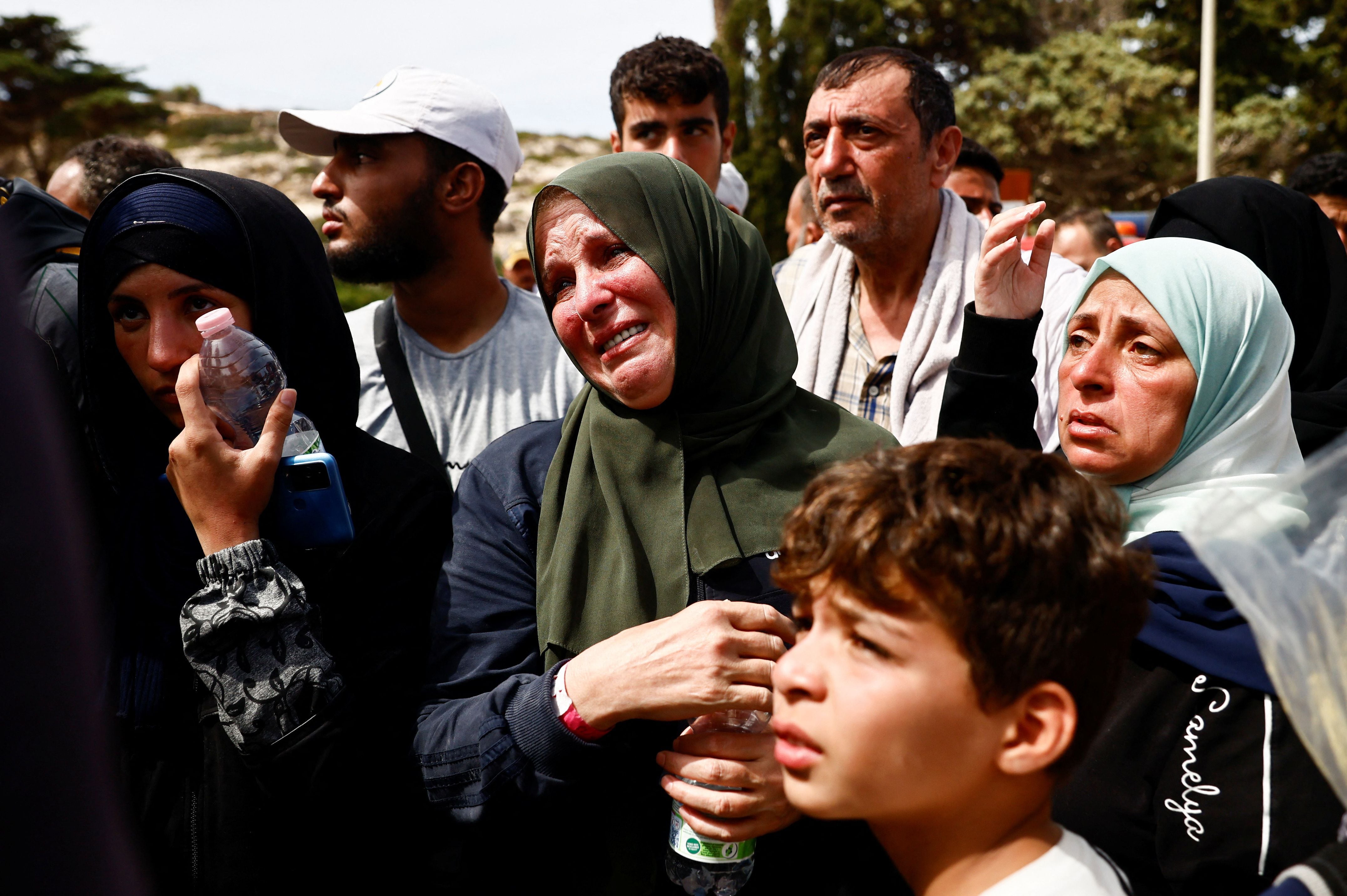 Migrantes piden ayuda a las autoridades tras llegar a Lampedusa (REUTERS/Yara Nardi)