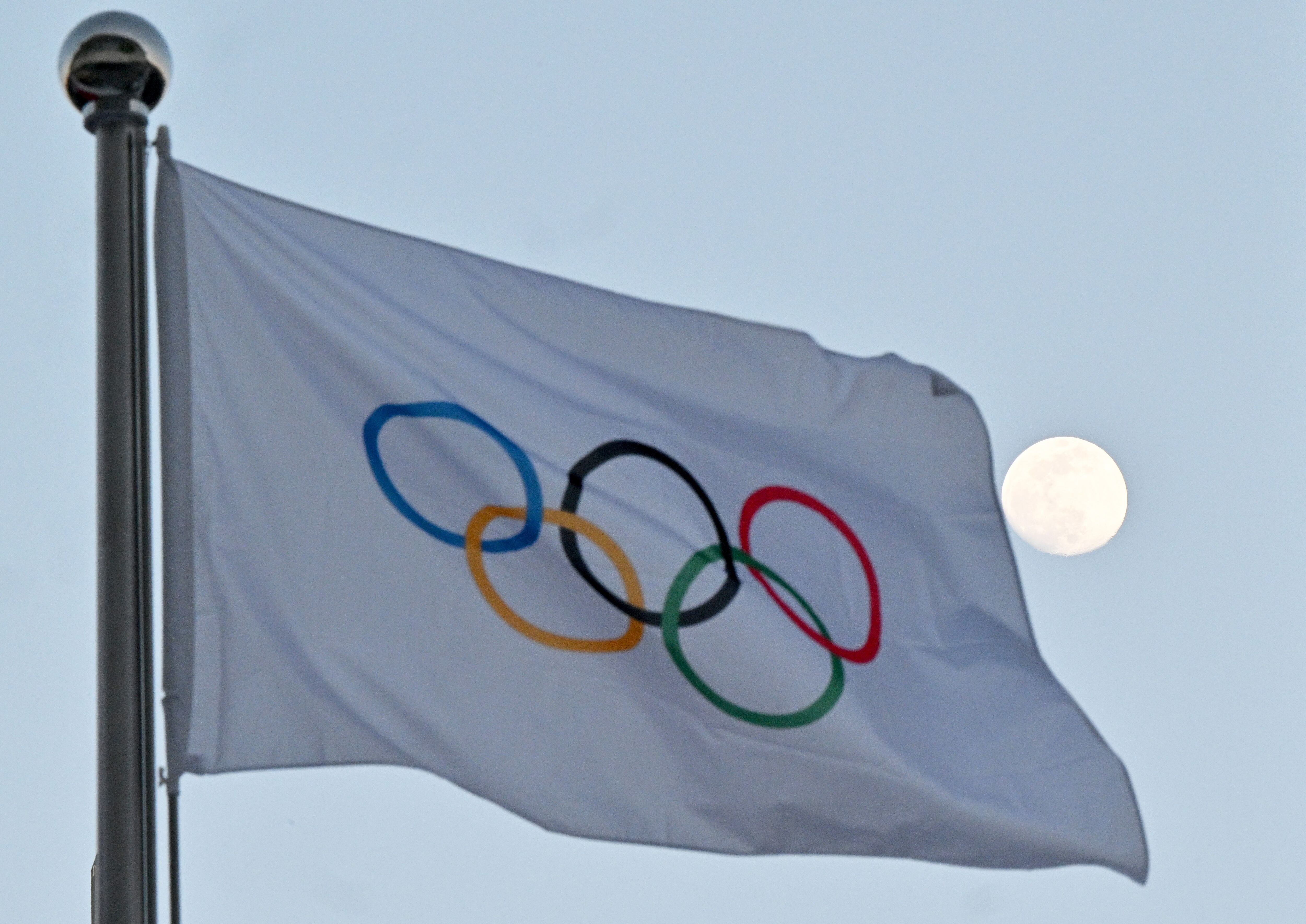 Bandera Juegos Olímpicos (Peter Kneffel/dpa) 