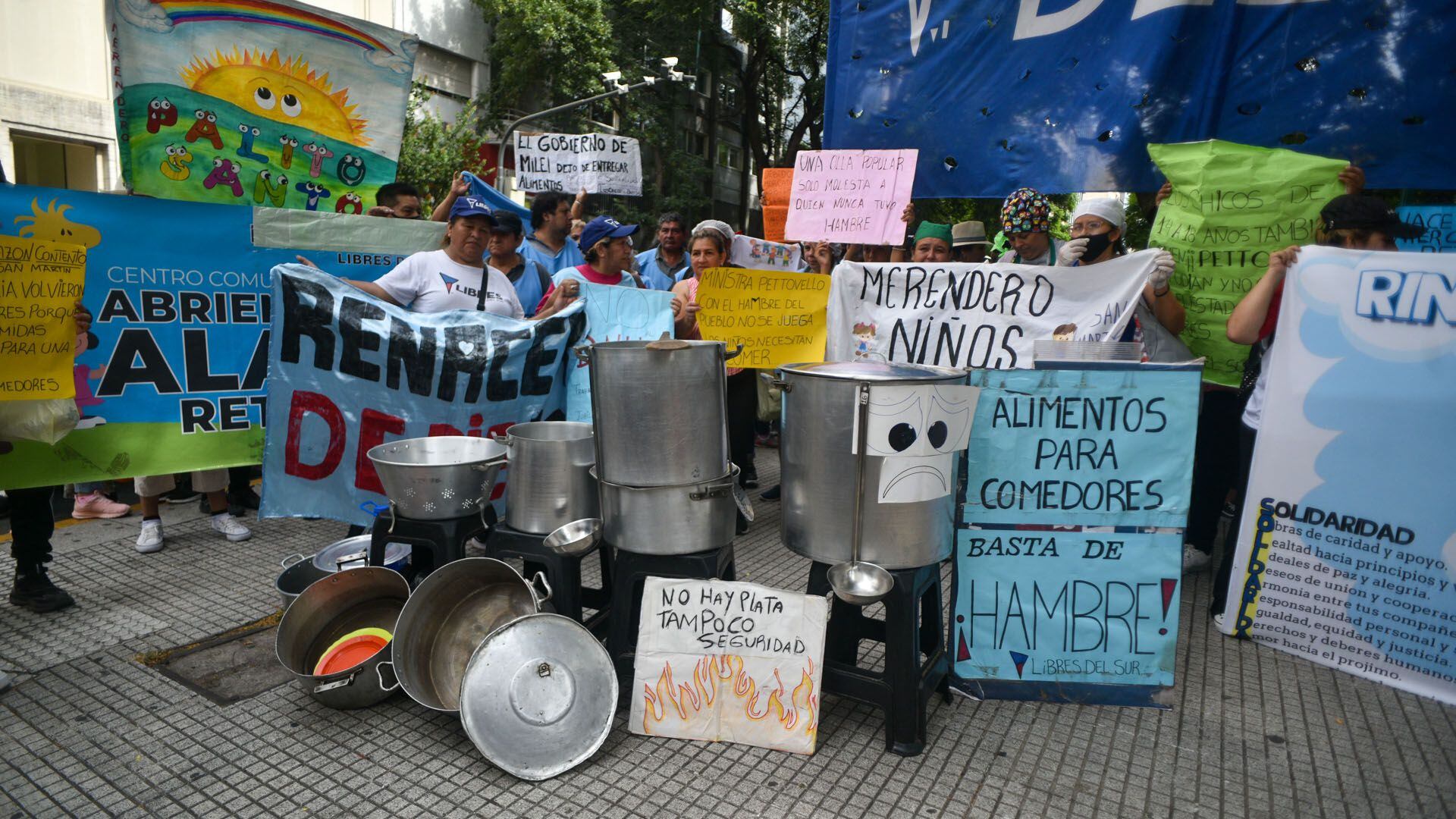 Movilización de Comedores populares al ex Ministerio de Desarrollo - 7/2/24