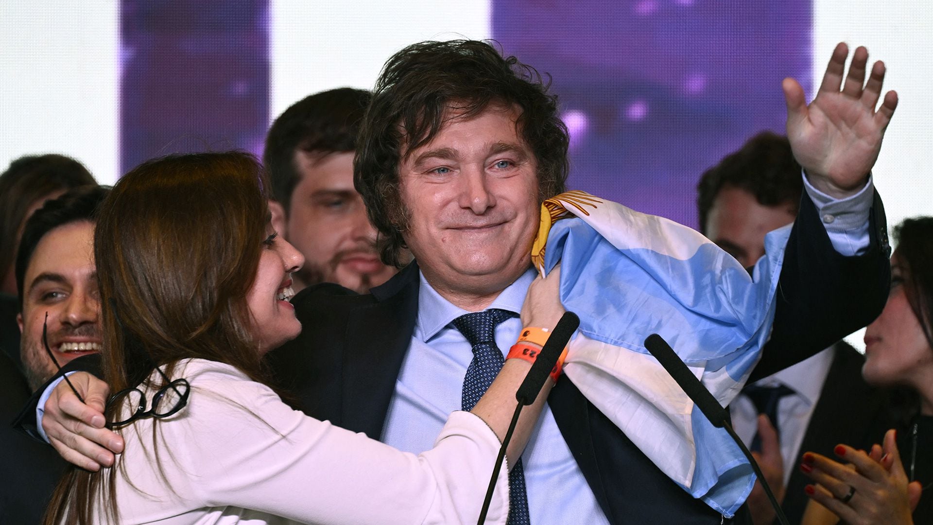 Javier Milei, el dirigente libertario que desde la nada entró al balotaje y definirá con Massa quién será el próximo presidente de la Argentina   