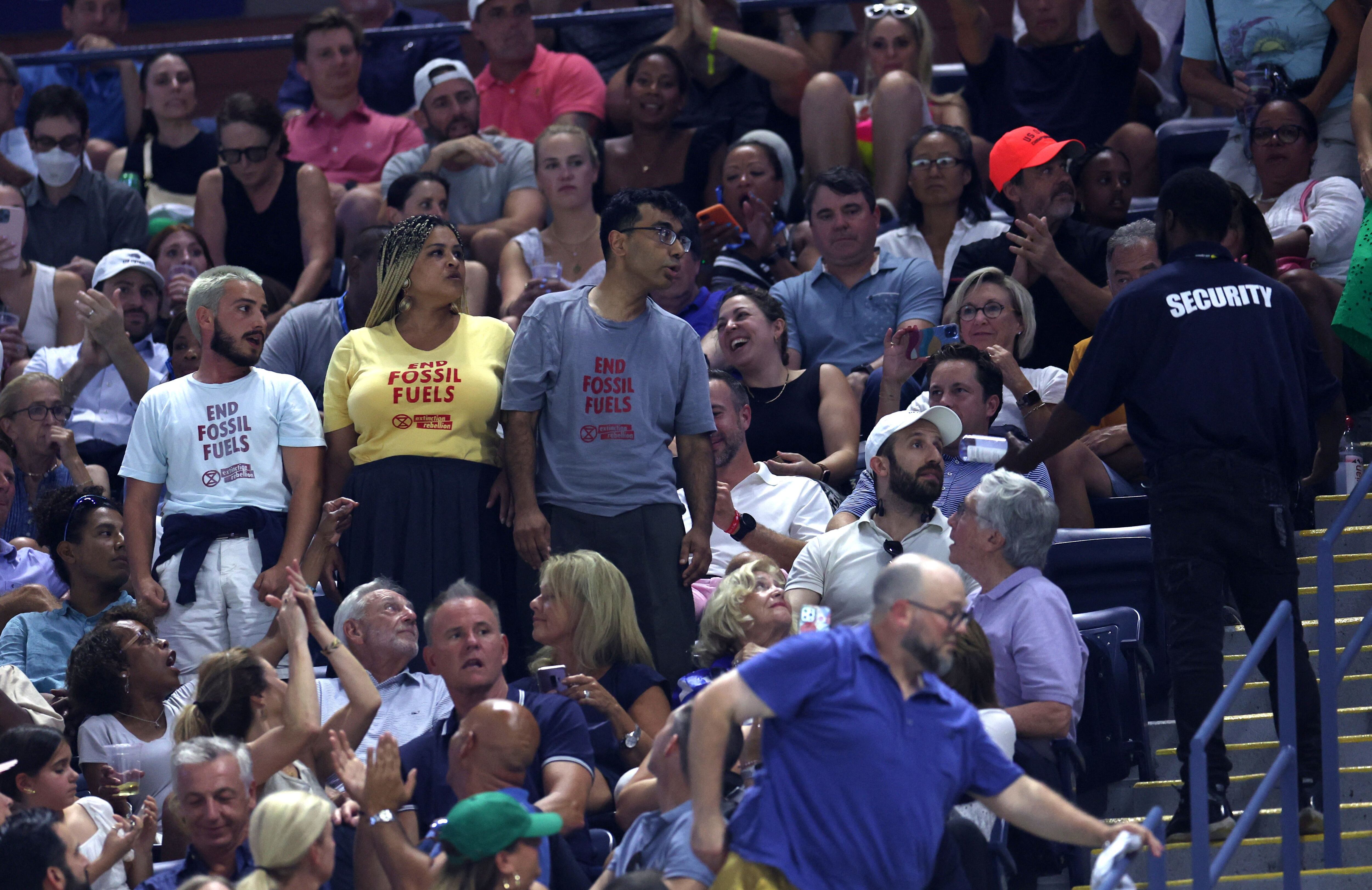 Las tres personas que frenaron el partido (REUTERS/Mike Segar)