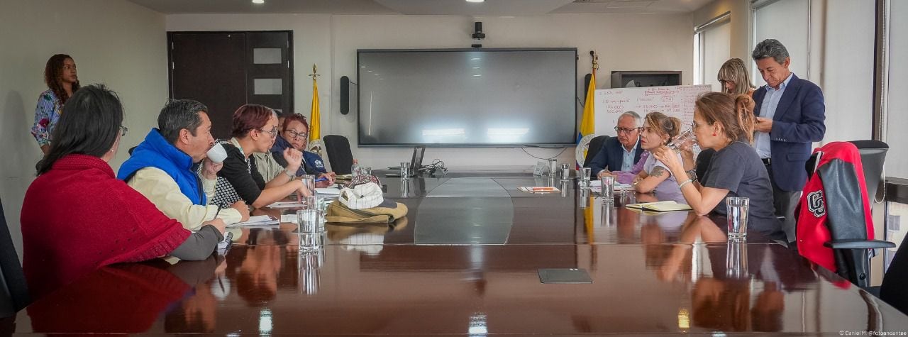 Protesta de seis horas frente al Ministerio de Salud en Bogotá por parte de padres de familia y cuidadores por desabastecimiento de medicamentos en el país - crédito @MinSaludCol/X