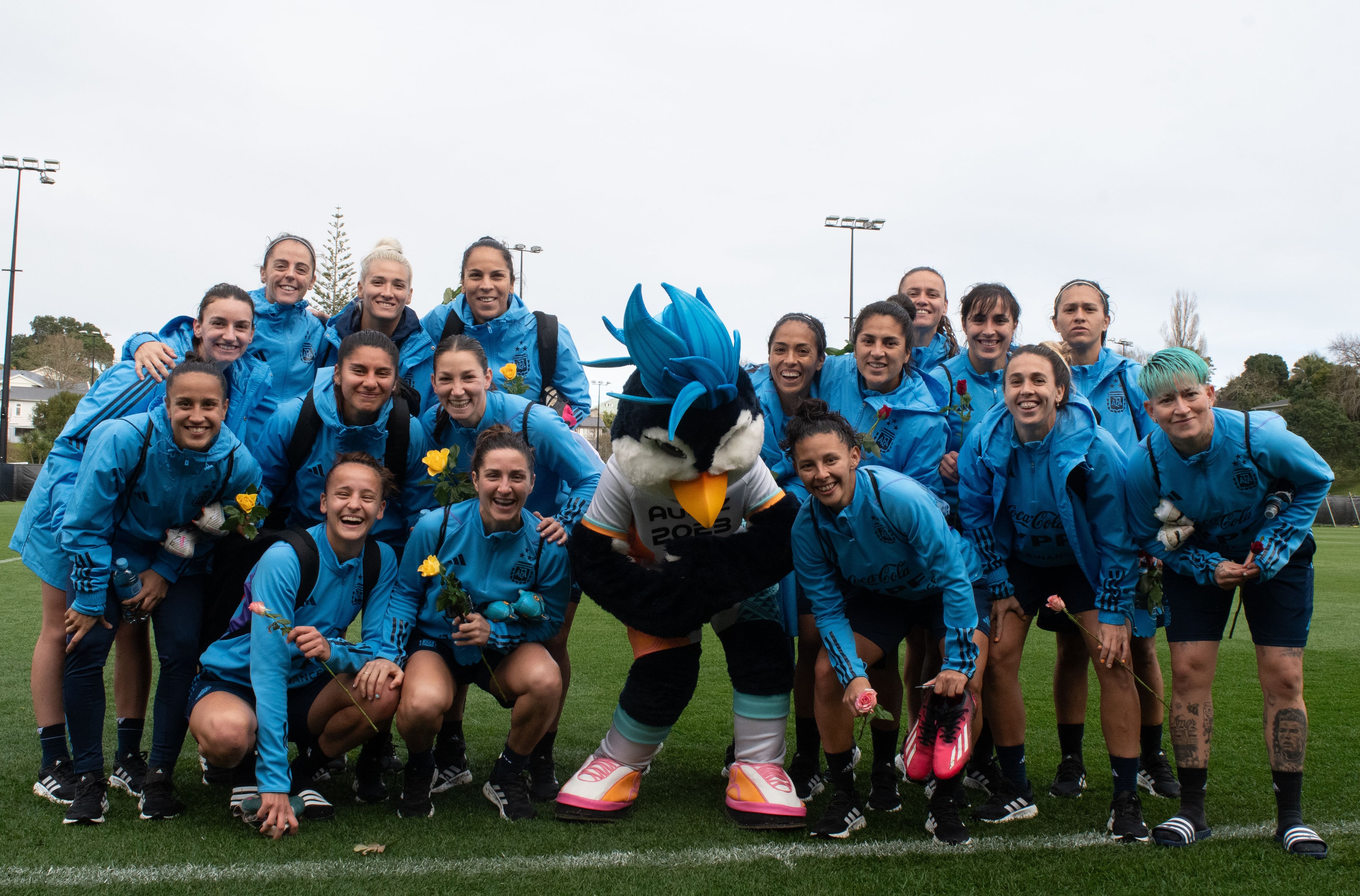 Parte del plantel posó con la mascota oficial de la Copa del Mundo 2023 (Foto: Stefanía León - AFA Femenino)