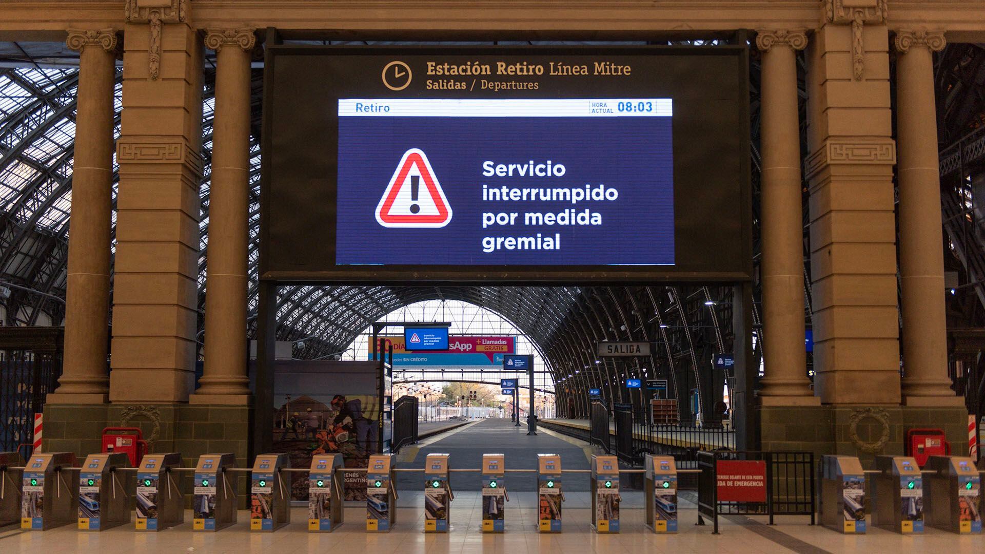 Un cartel informa sobre la interrupción del servicio debido a la medida de fuerza