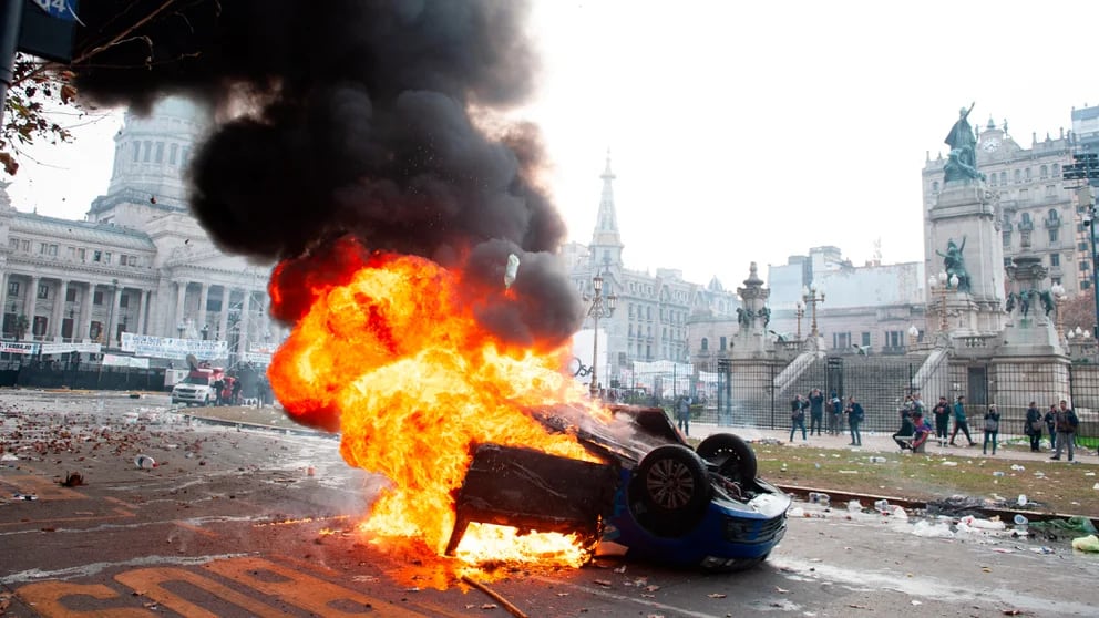 Piqueteros prendieron fuego el auto de Cadena 3 durante los incidentes en el Congreso