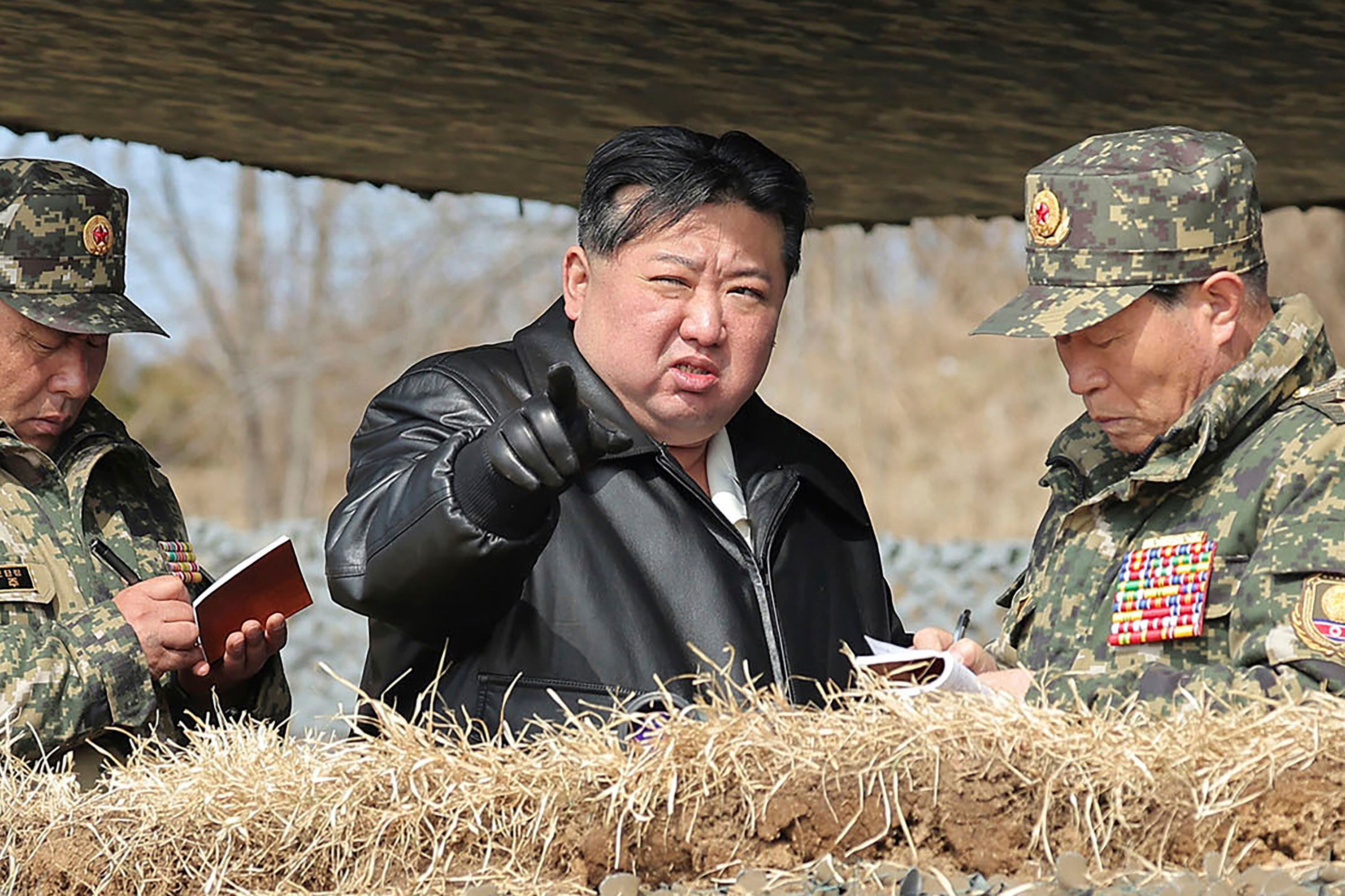 Kim Jong Un supervisa maniobras de artillería en Corea del Norte (Agencia Central de Noticias de Corea/Servicio de Noticias de Corea, Archivo)