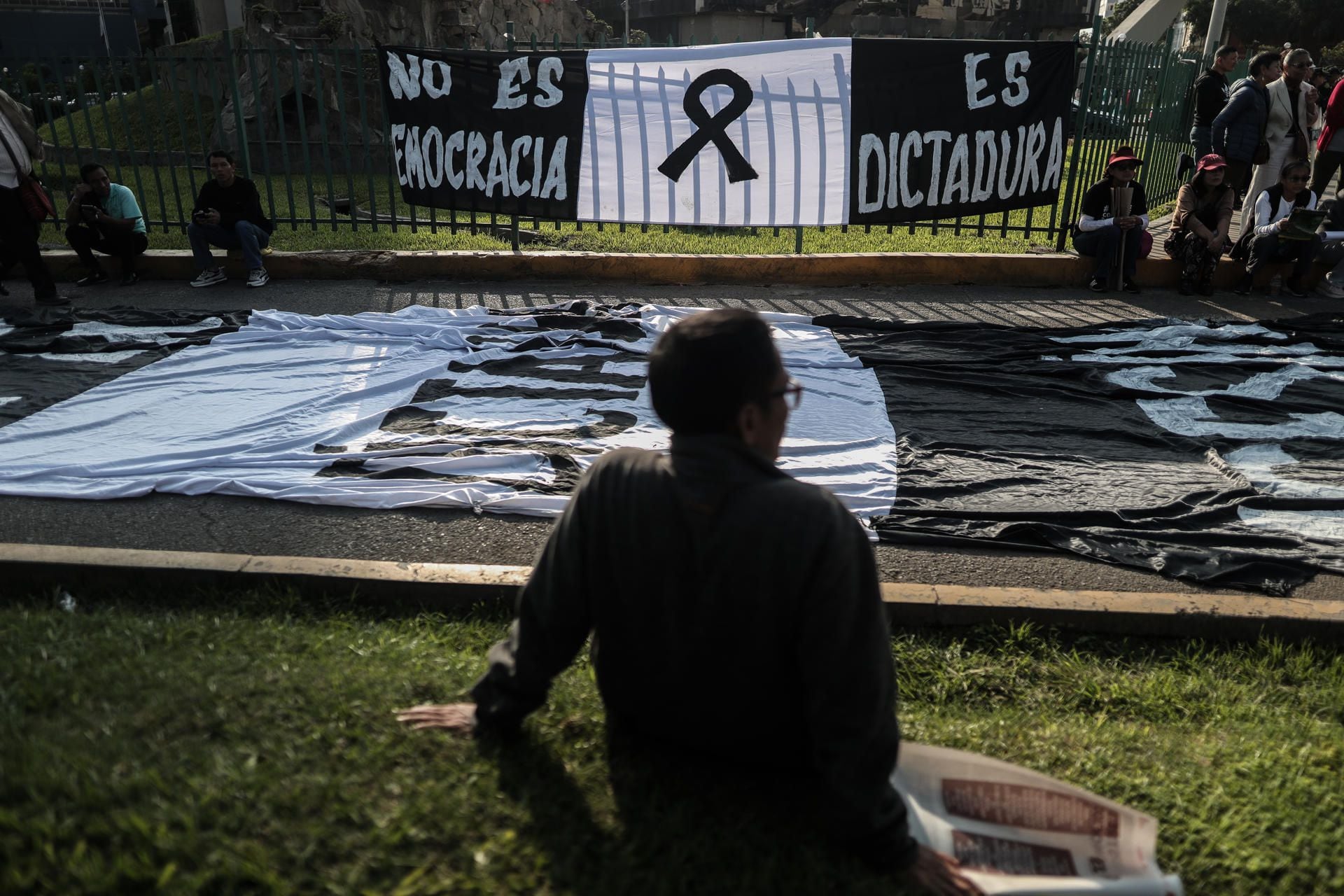 Un manifestante protesta contra el gobierno de Dina Boluarte en Lima. Miembros de organizaciones sociales y sindicales participaron en una marcha a favor de la JNJ. Foto: EFE/ Aldair Mejia 