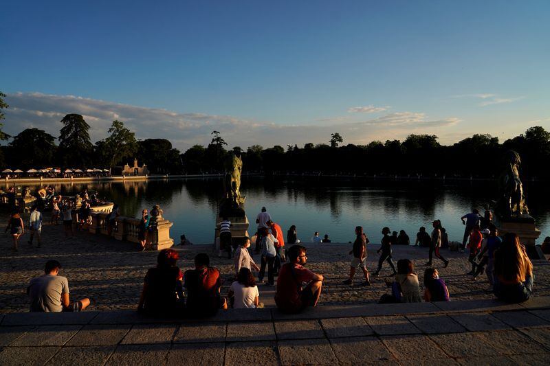 Imagen de archivo de personas disfrutando del clima soleado en el Parque del Retiro en medio del brote de coronavirus, en Madrid, España, Mayo 26, 2020. REUTERS/Juan Medina