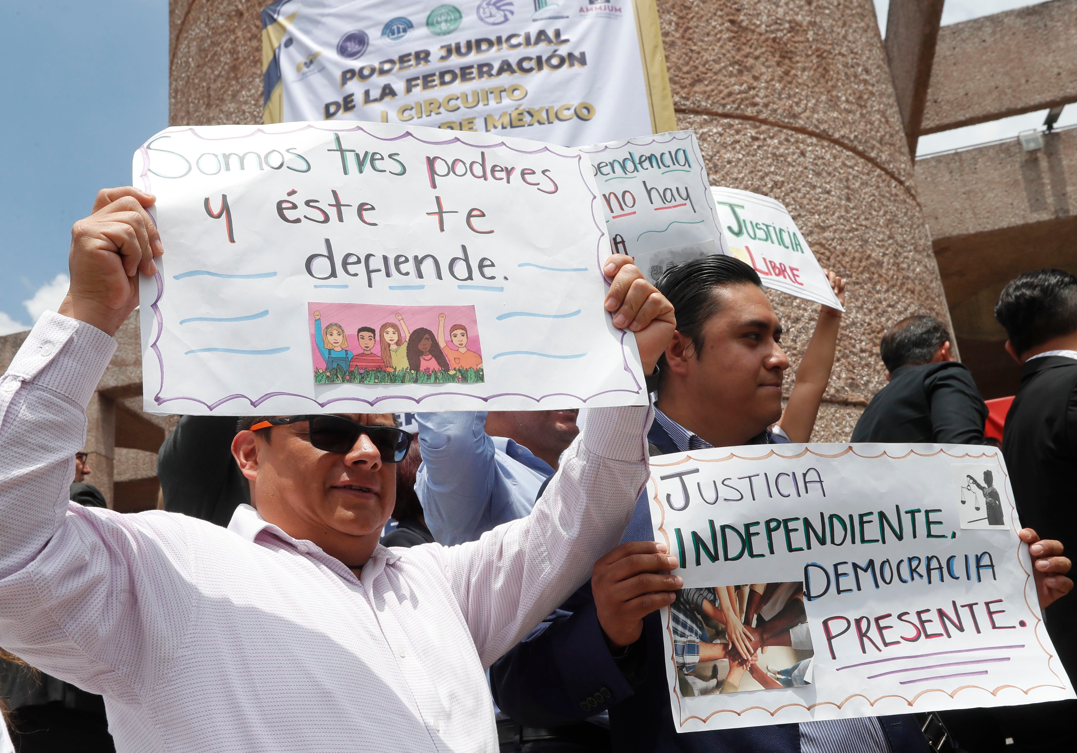 Imagen de archivo de trabajadores del Poder Judicial que sostienen carteles durante una protesta en contra de la reforma judicial impulsada por el oficialismo, en Ciudad de México (México). EFE/ Mario Guzmán 