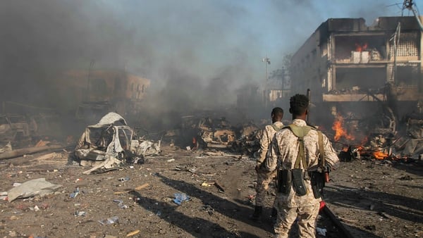 Soldados somalíes en la escena del atentado (EFE)