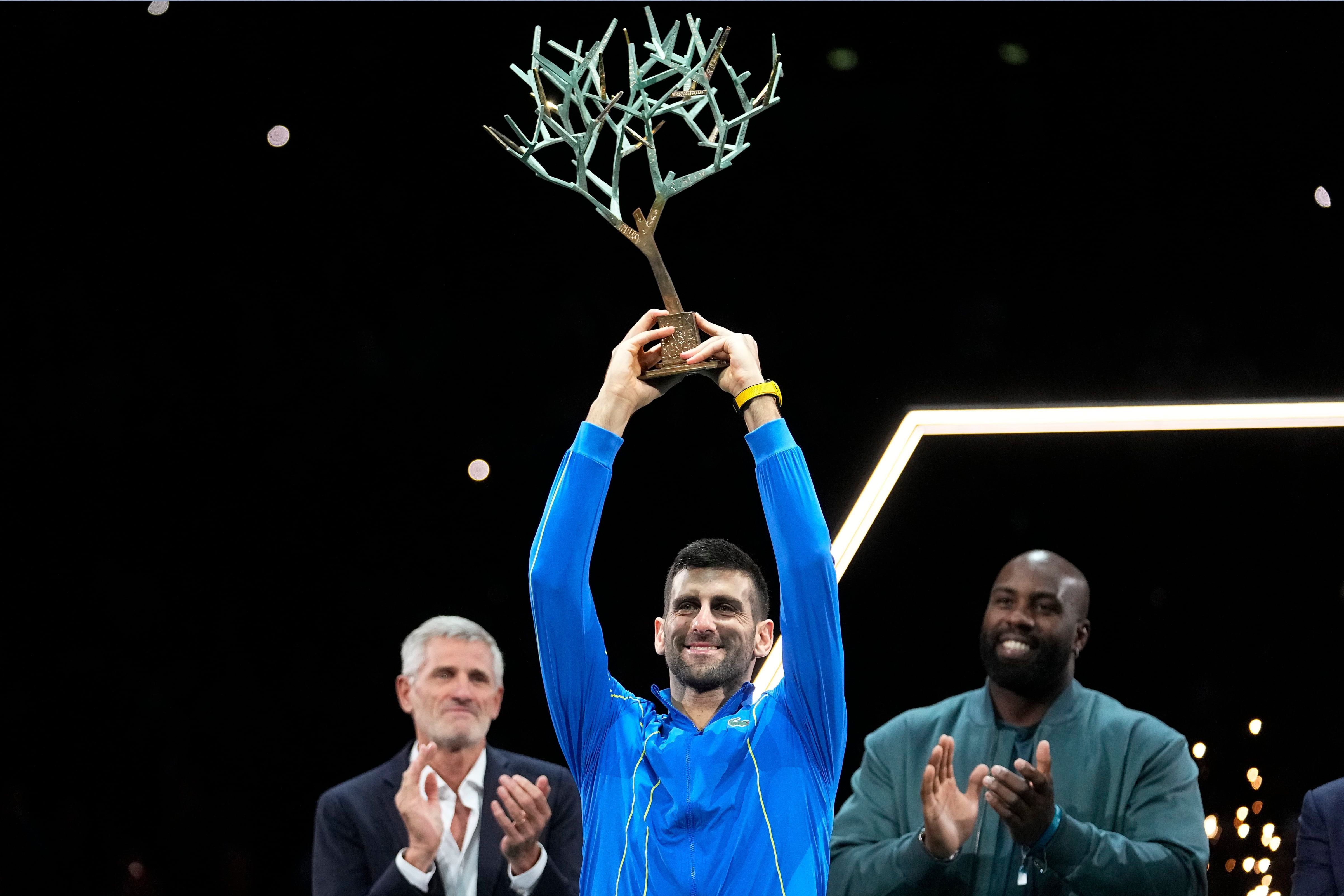 Djokovic sostiene el trofeo de campeón tras ganar la final del Masters de París. Fue su título número 40 en esta clase certámenes (AP Foto/Michel Euler)