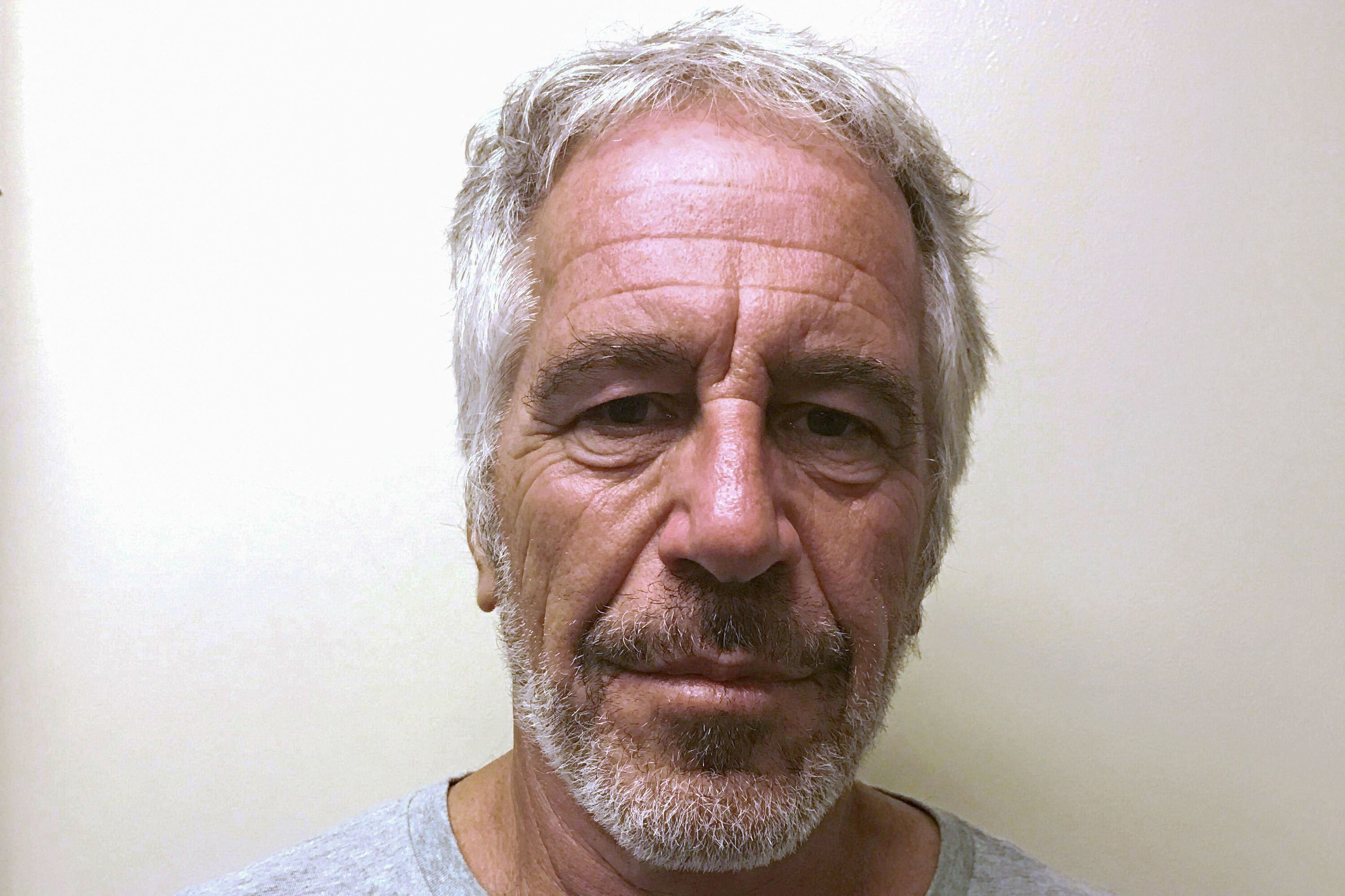 Jeffrey Epstein llevaba 36 días detenido, tenía 66 años y enfrentaba la posibilidad de una condena de 45 acusado de tráfico sexual de menores (Reuters)