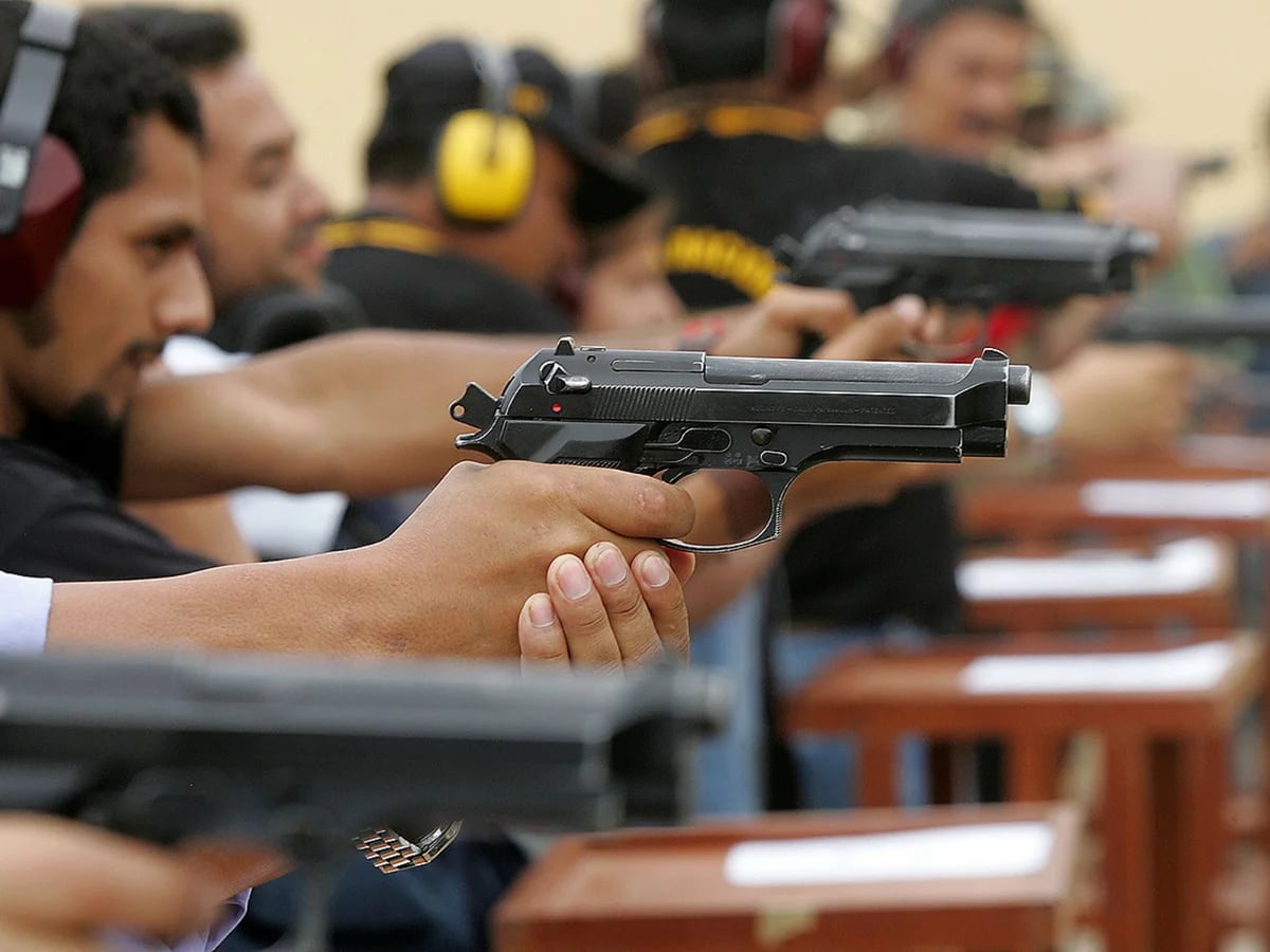 Sucamec Perú on X: #TomaNota ☝️ 👉 El número máximo de #armas de fuego  permitido para la modalidad de defensa personal es de dos (02) armas por  persona. ▻Excepcionalmente la Sucamec puede